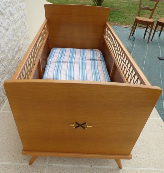 Art Deco baby with its wooden compass feet