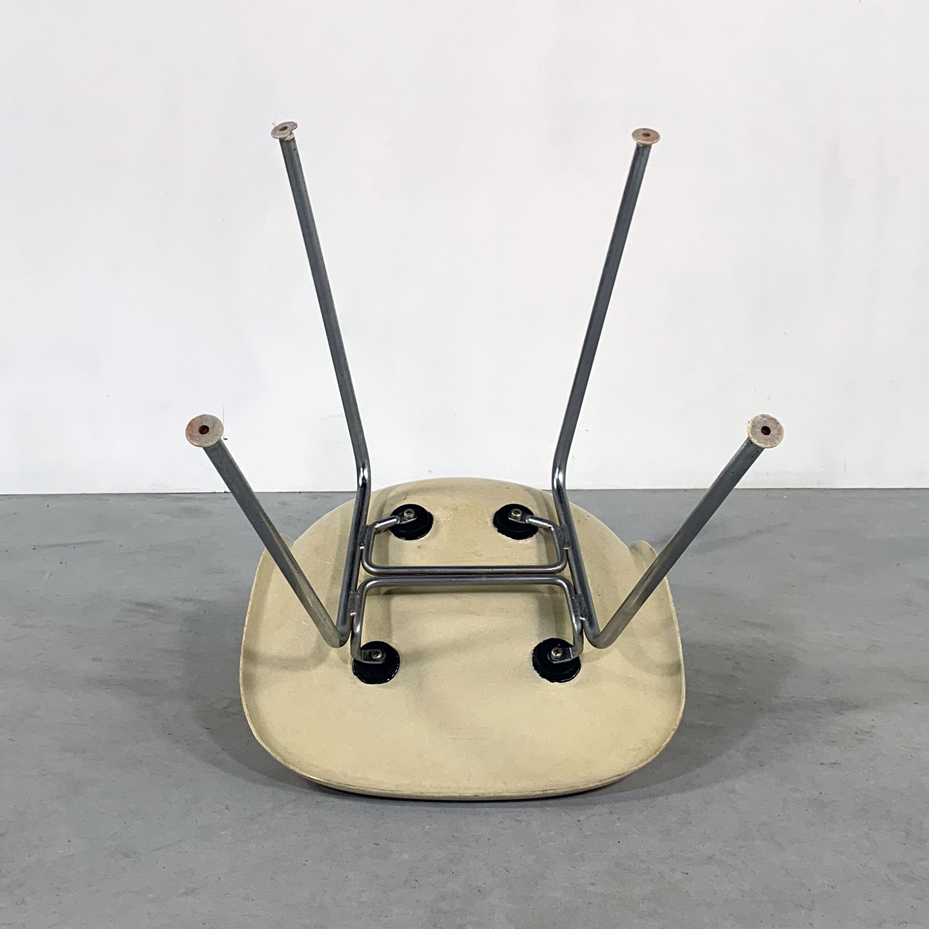 DSX chair with red cushion by Charles and Ray Eames edited by Herman Miller, 1960