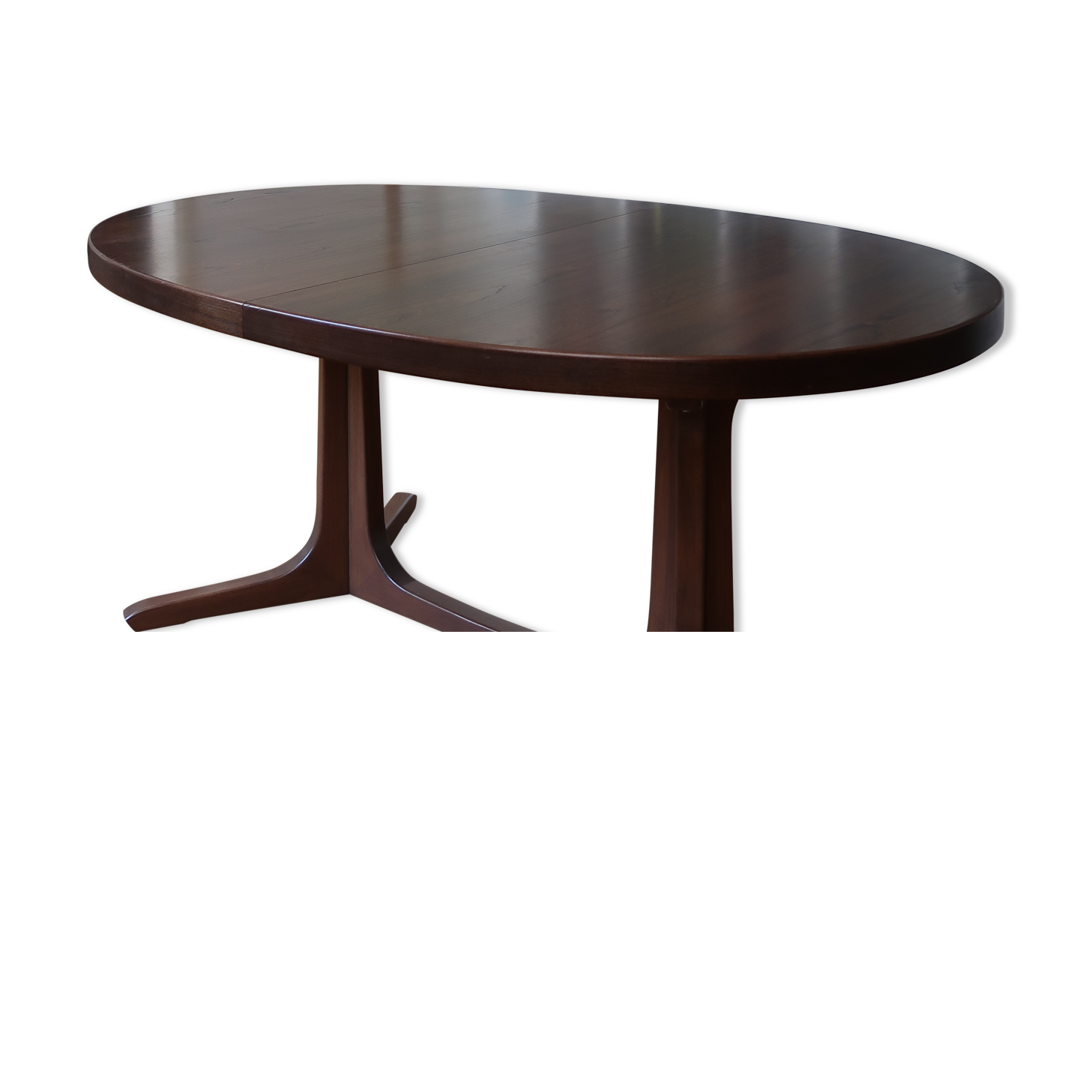 Scandinavian extendable table