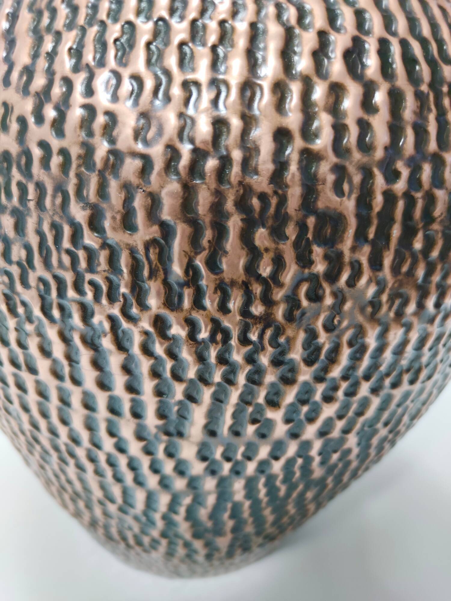Grand vase pichet en cuivre gaufré par Egidio Casagrande, Italie