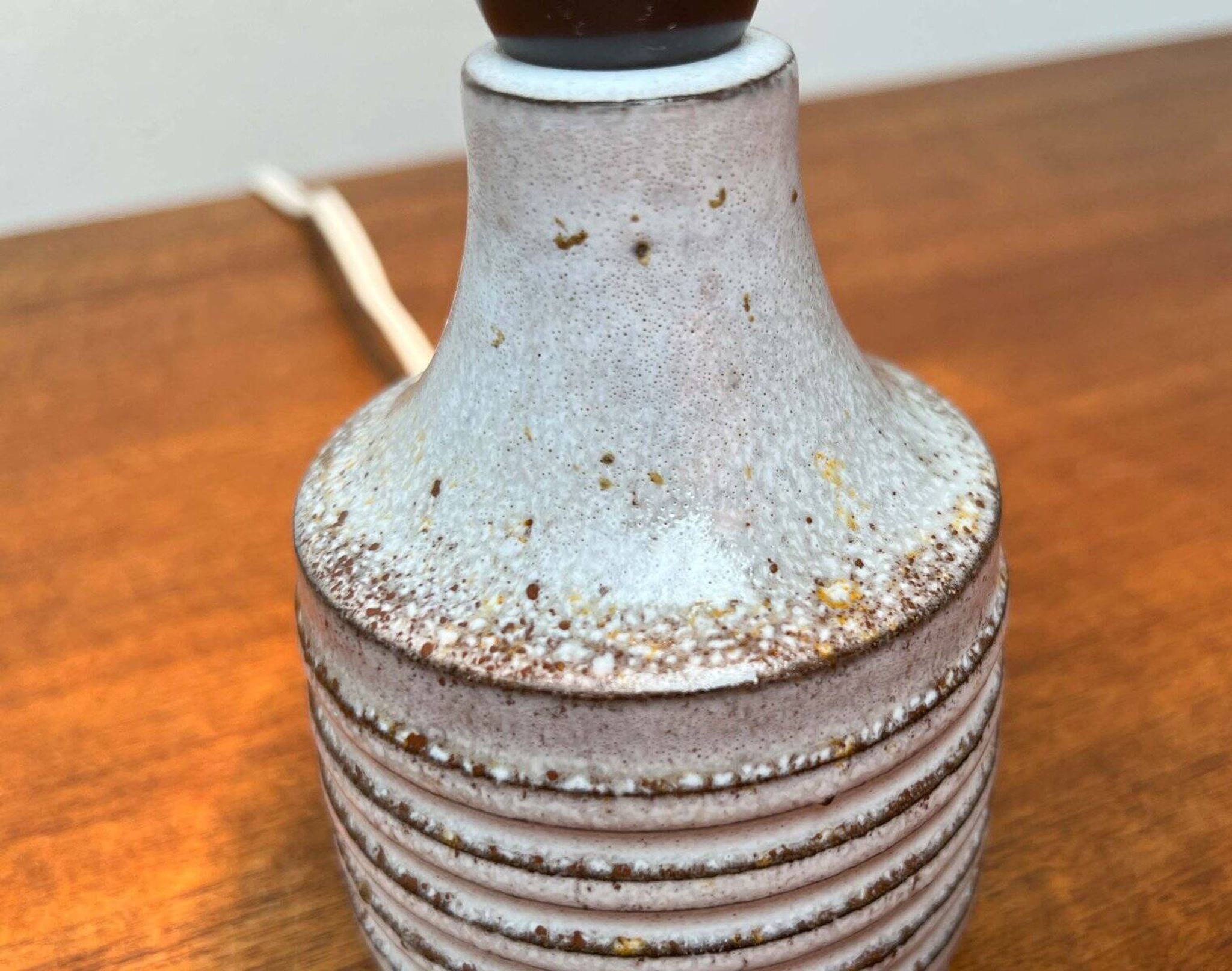 Mid-century modern studio pottery table lamp by Axella, 1960s.