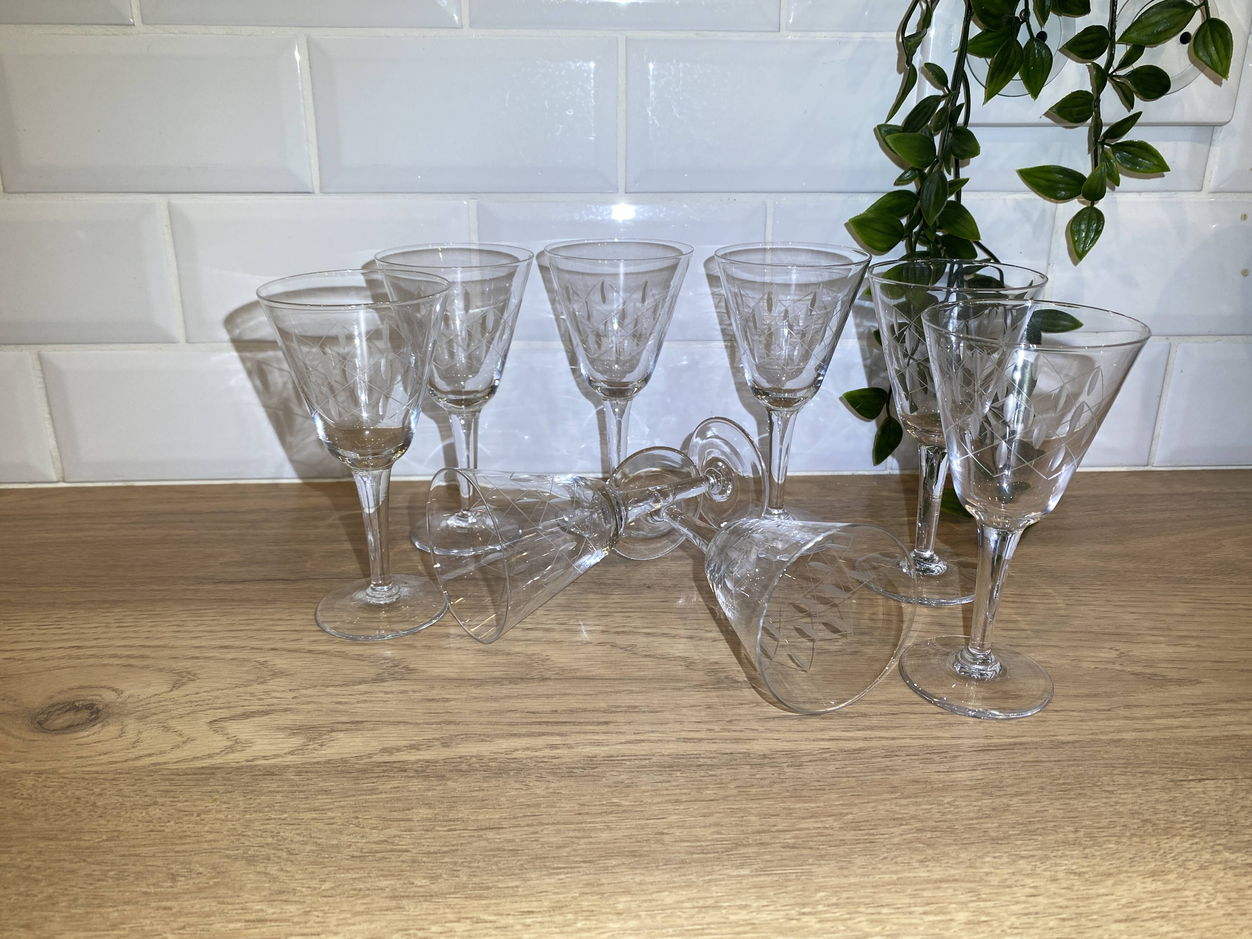 Set of 8 engraved wine glasses