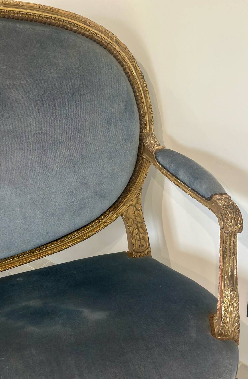 Banquette en bois doré sculpté et mouluré de style Louis XVI Époque XIX eme siècle