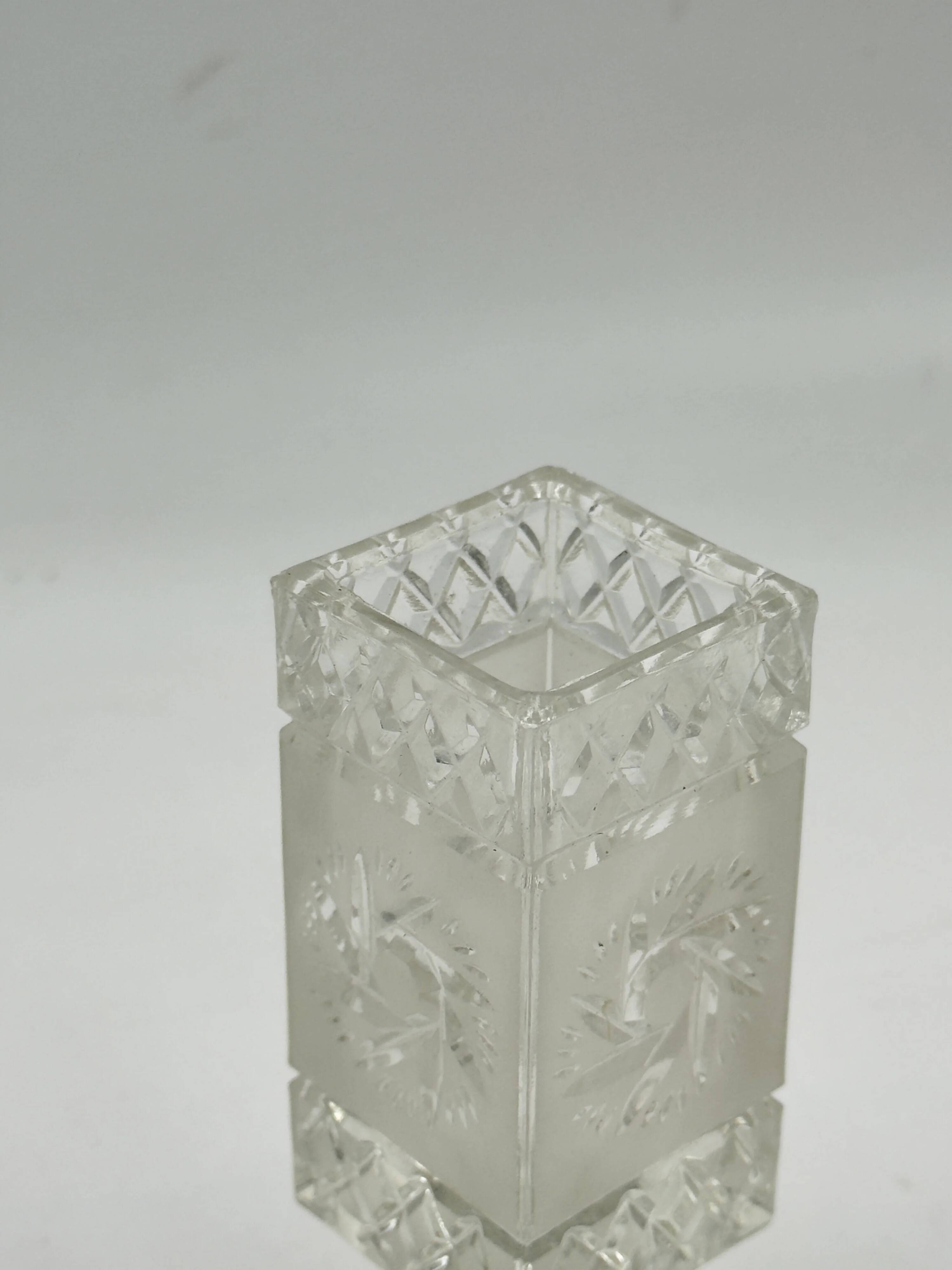 Vase vintage sur pied en verre taillé et dépoli