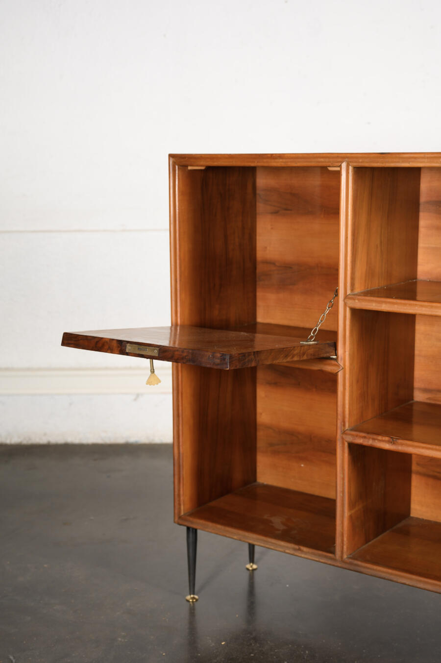 Bibliothèque sur pieds en bois