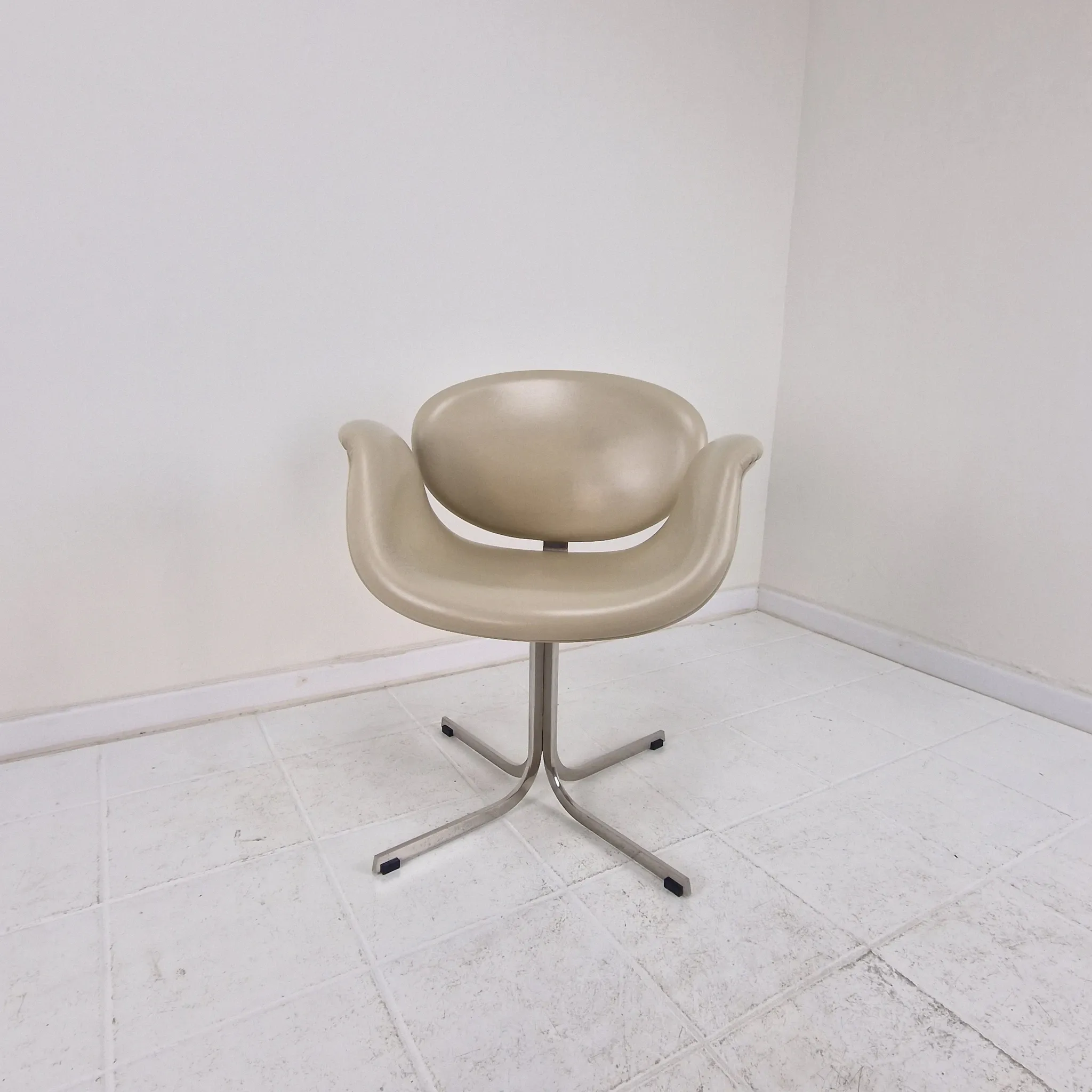 Set of 8 "Little Tulip" Chairs by Pierre Paulin for Artifort in Leather