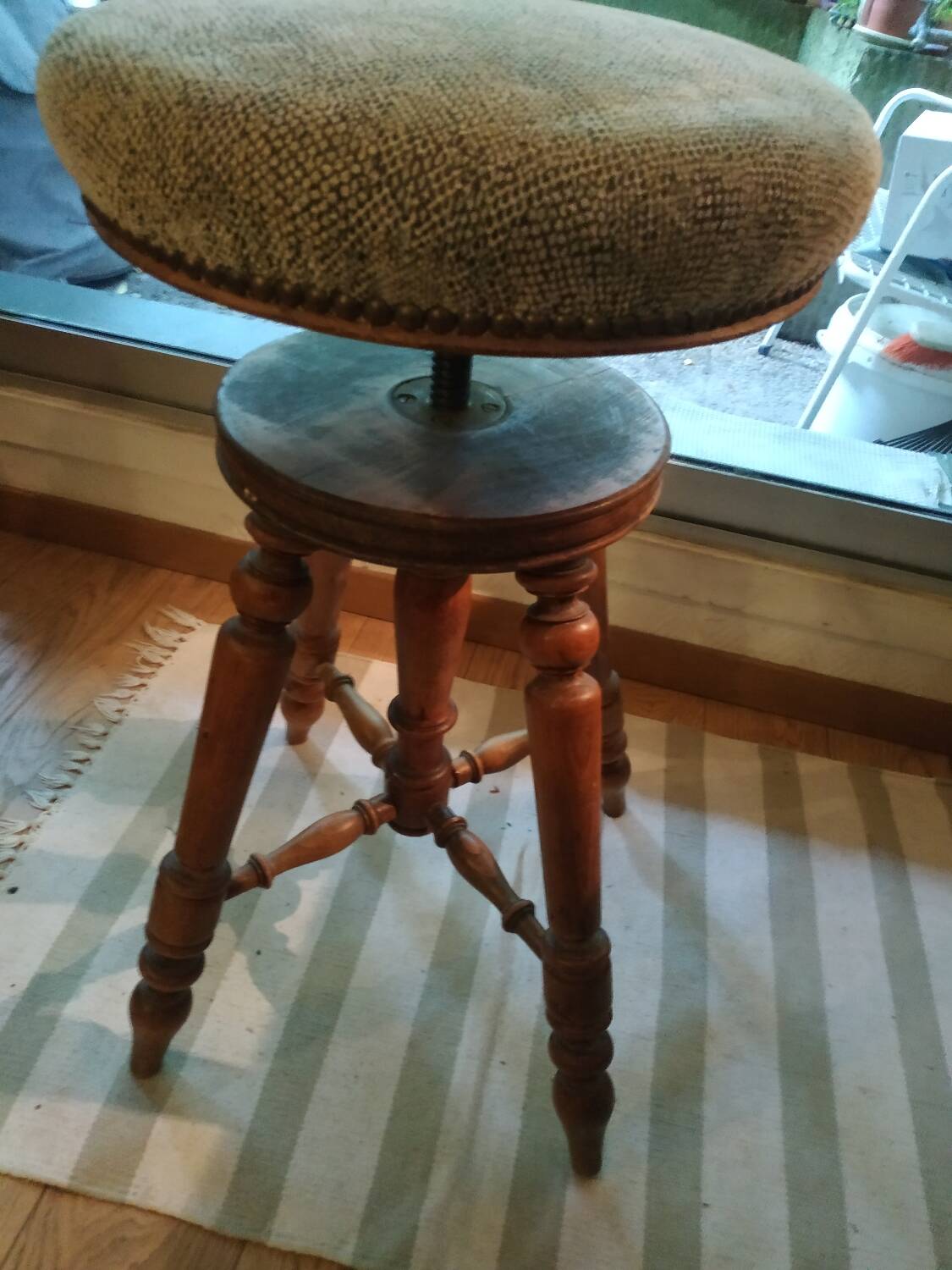 adjustable D Artistes stool