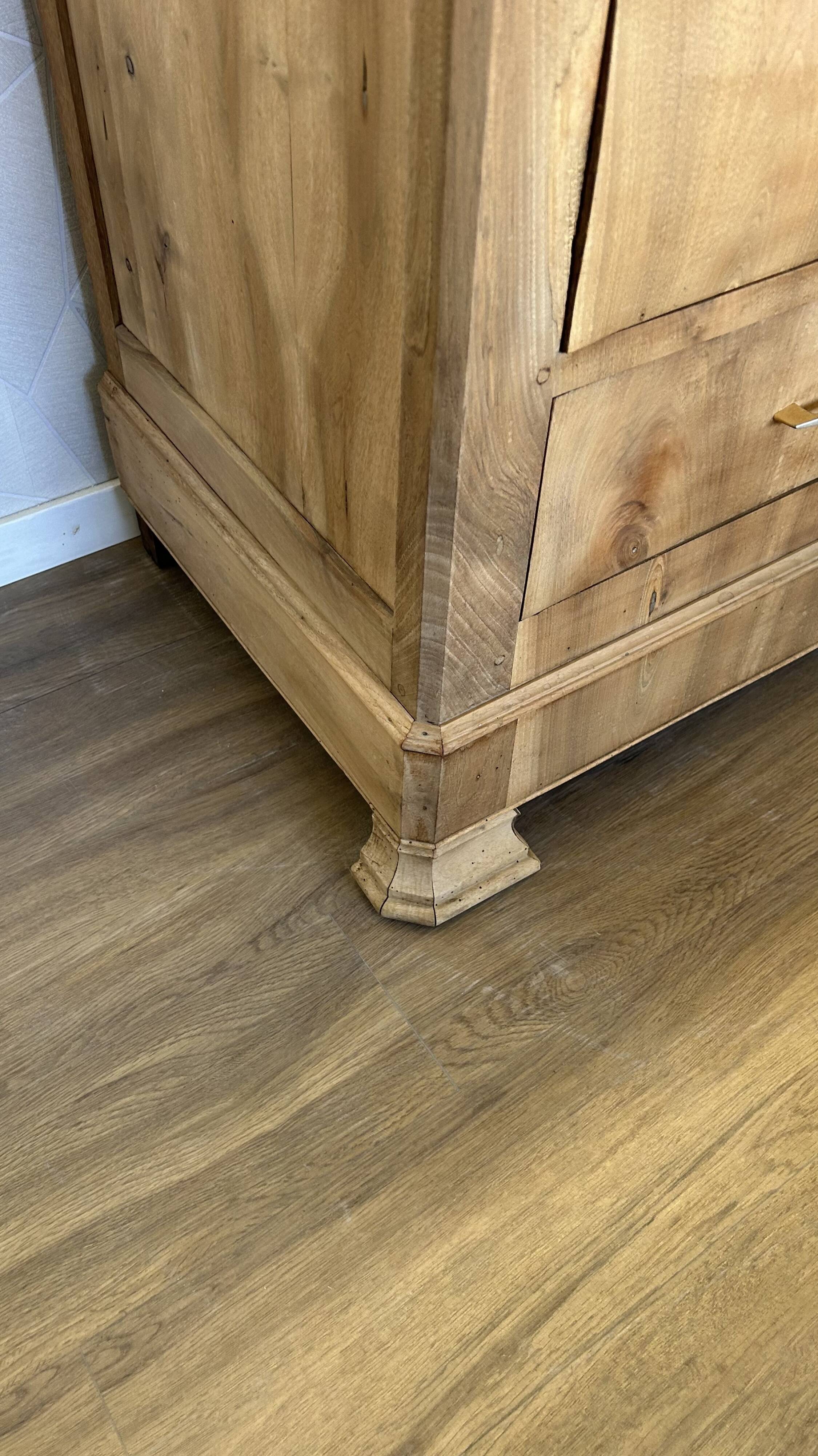 Antique 4-drawer airbrushed chest of drawers