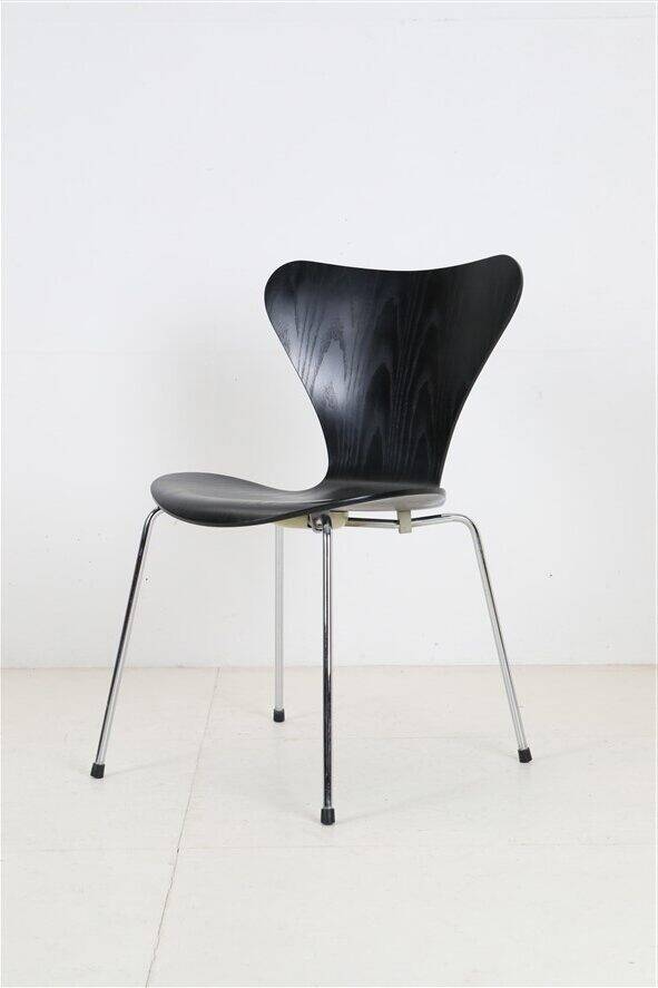 Black "3107" / "Series 7" chair by Arne Jacobsen for Fritz Hansen / Danish mid-century modern design