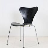 Black "3107" / "Series 7" chair by Arne Jacobsen for Fritz Hansen / Danish mid-century modern design