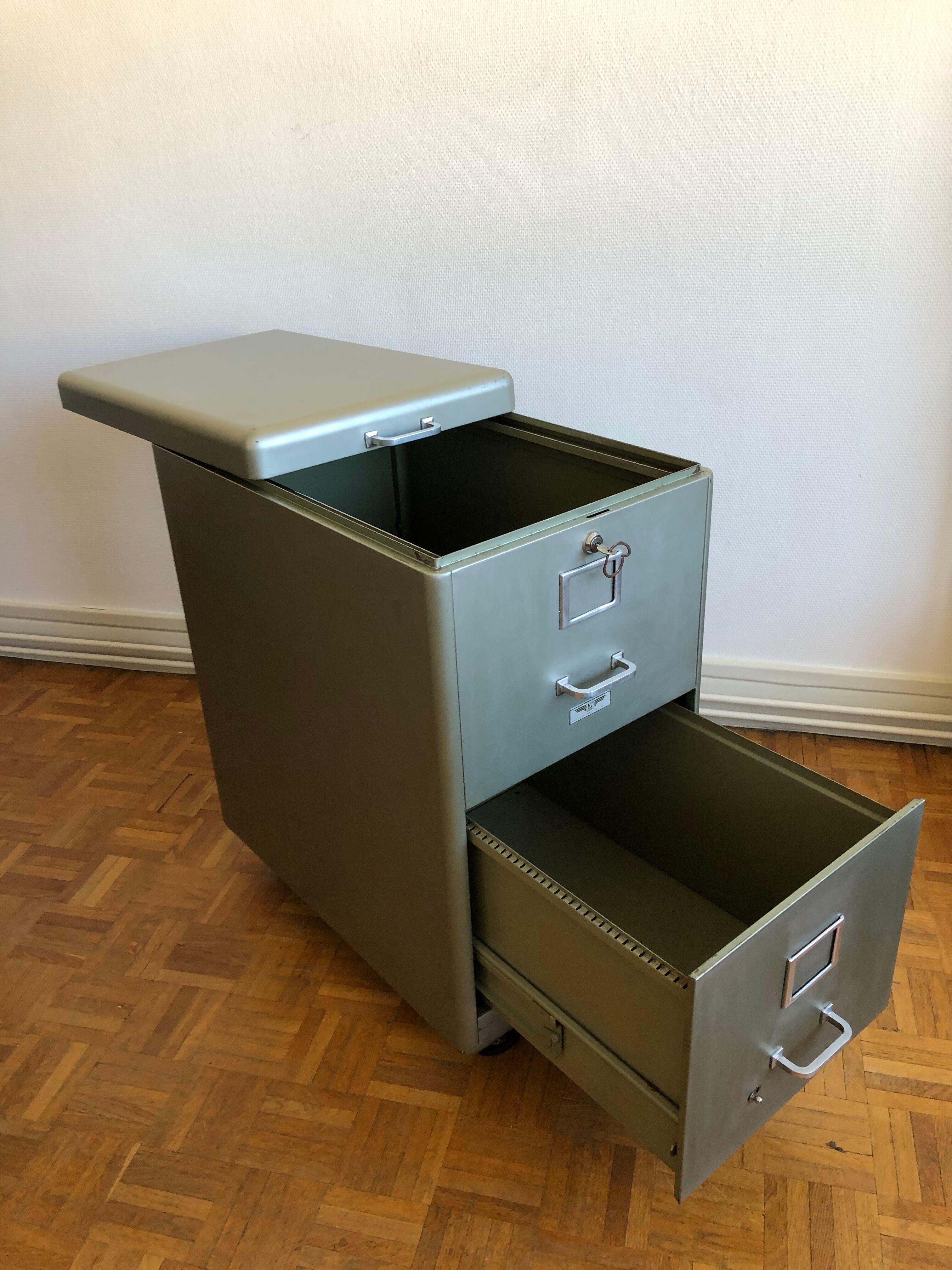 YAC industrial furniture with castors