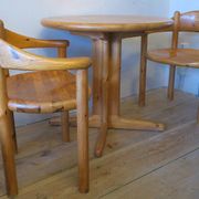 Paire de fauteuils et table en pin patiné Rainer Daumiller attr., années 1960