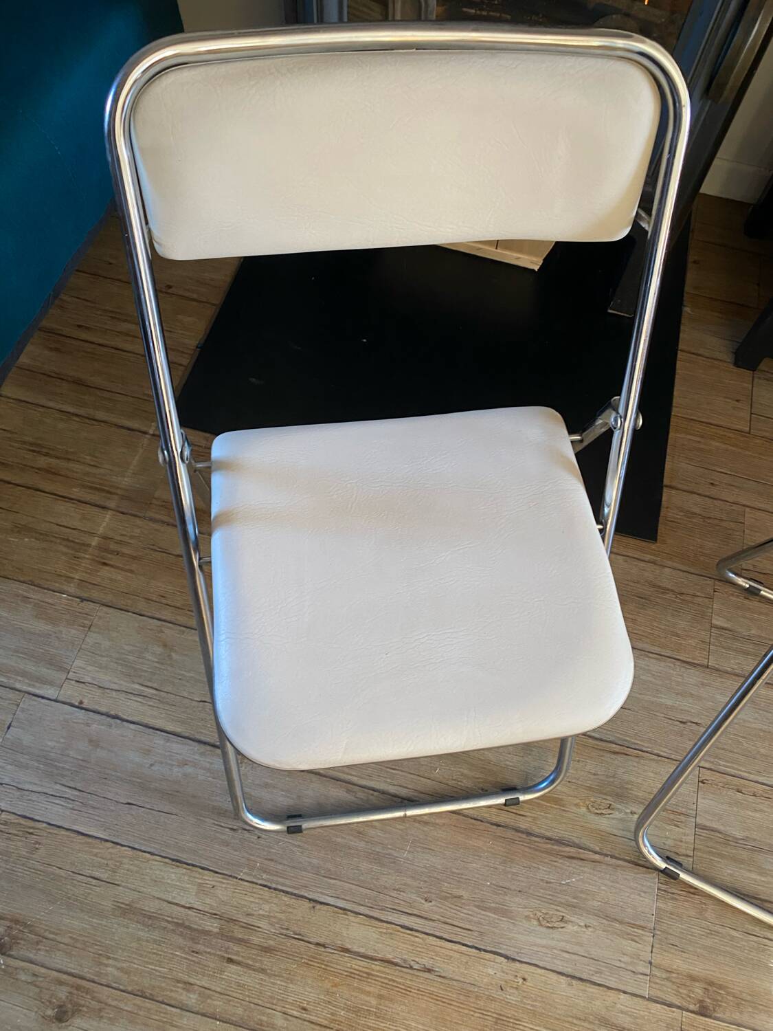 2 white folding chairs Civic