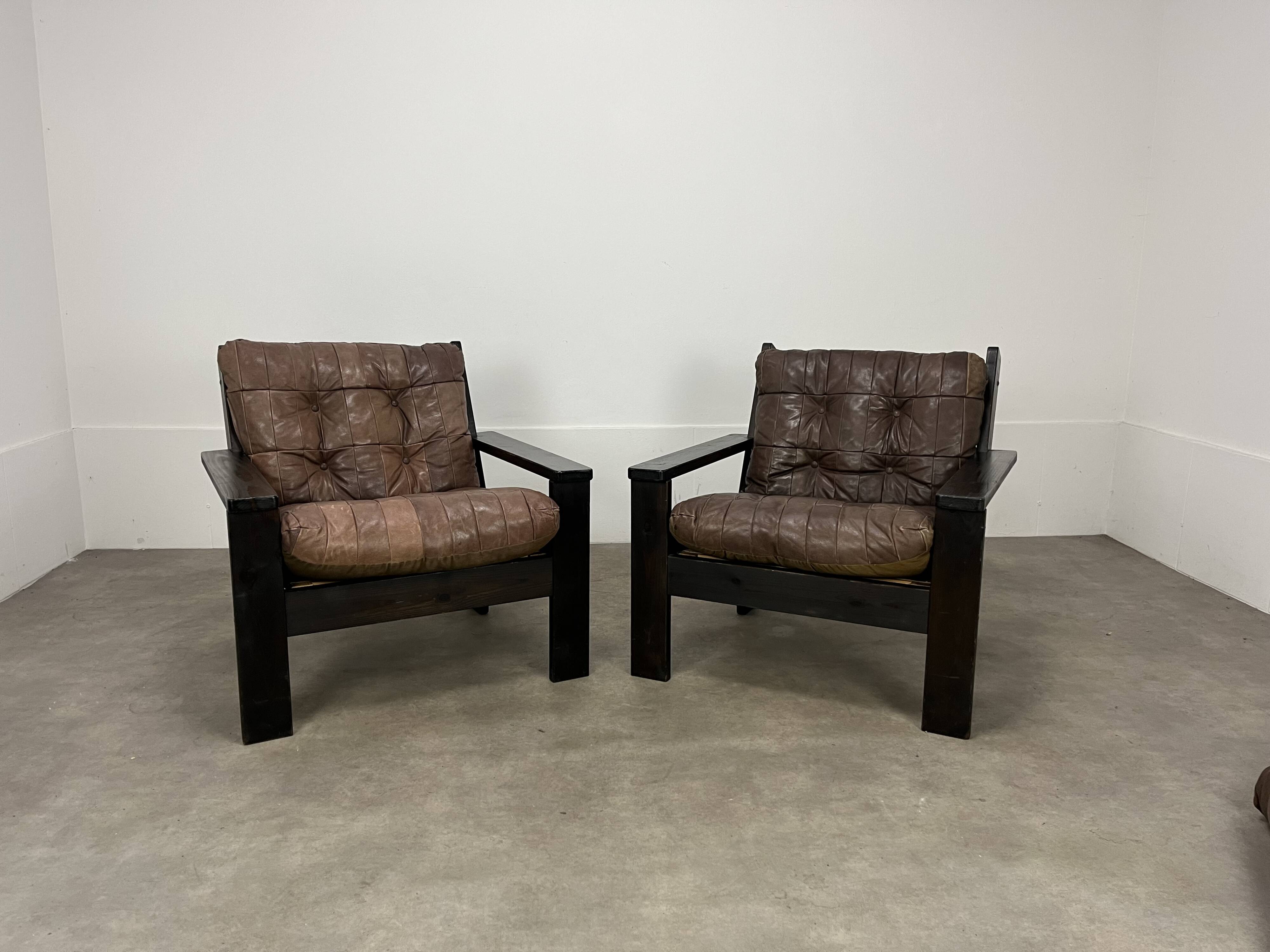 Living room sofa and brutalist armchairs in leather and wood, 70s, chalet style