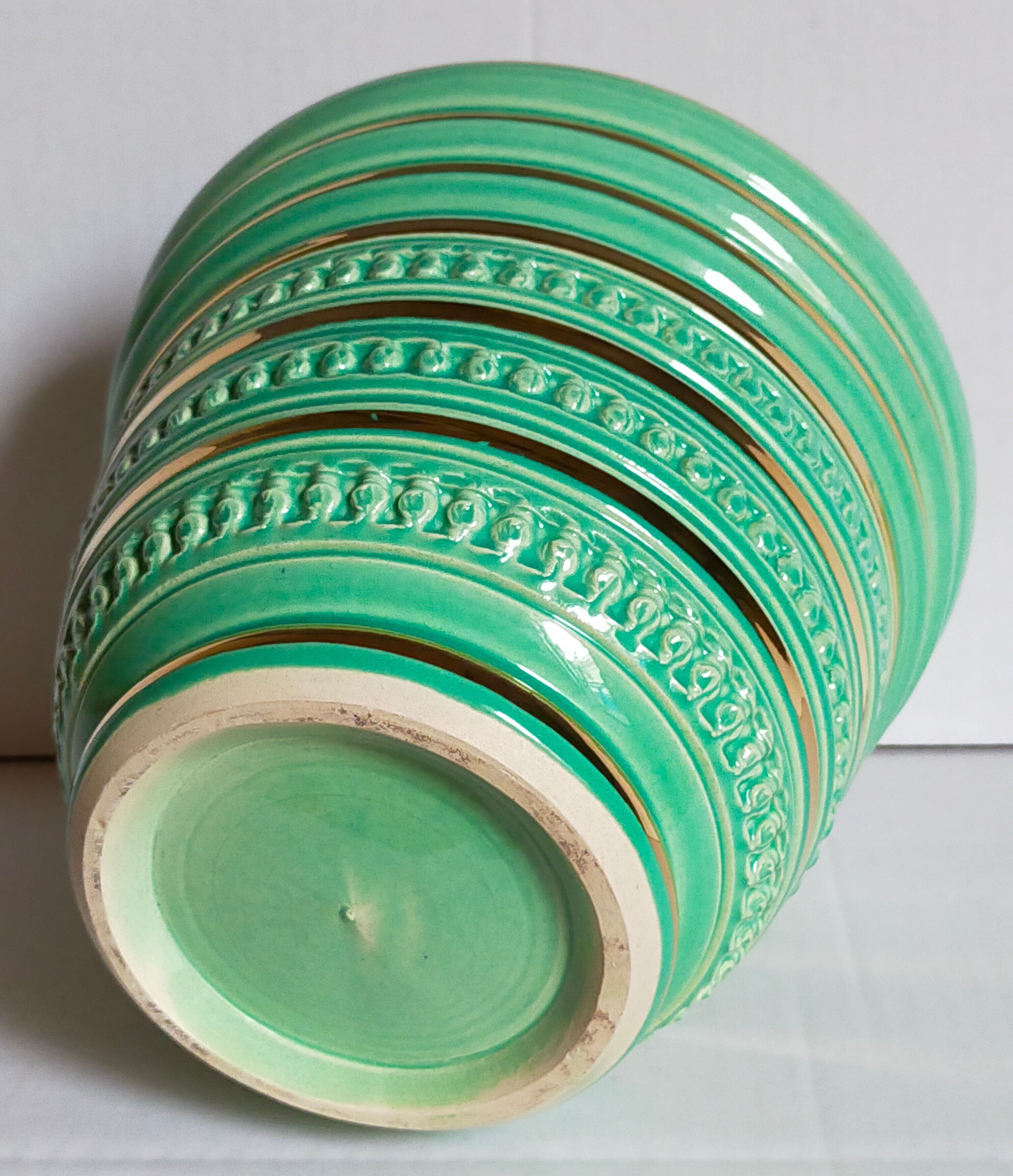 Ceramic pot cover in Art-Deco slurry