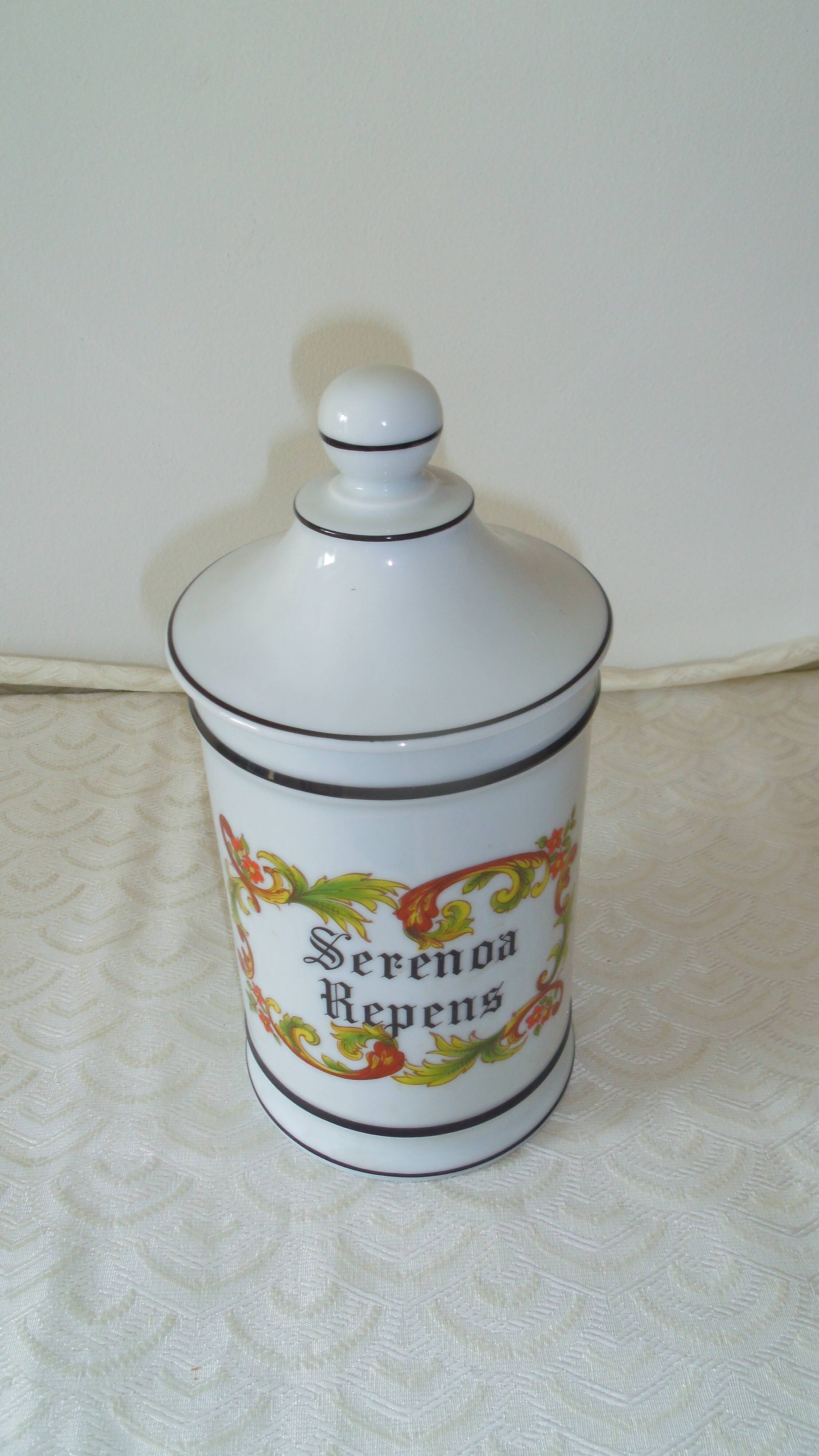 Medicine jar. Limoges porcelain. Large model