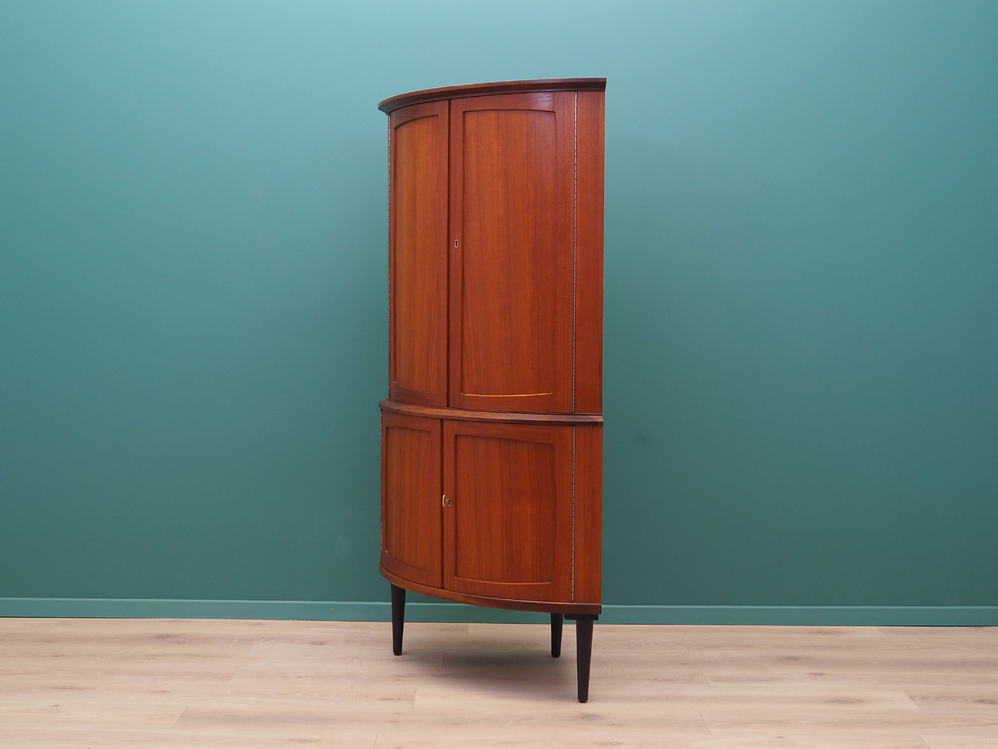 Armoire d’angle en acajou, années 1970, conception danoise, production: danemark