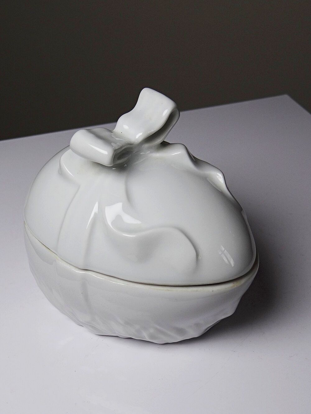 Jewellery box or Easter sweet jar in white porcelain Apilco Deshoulières