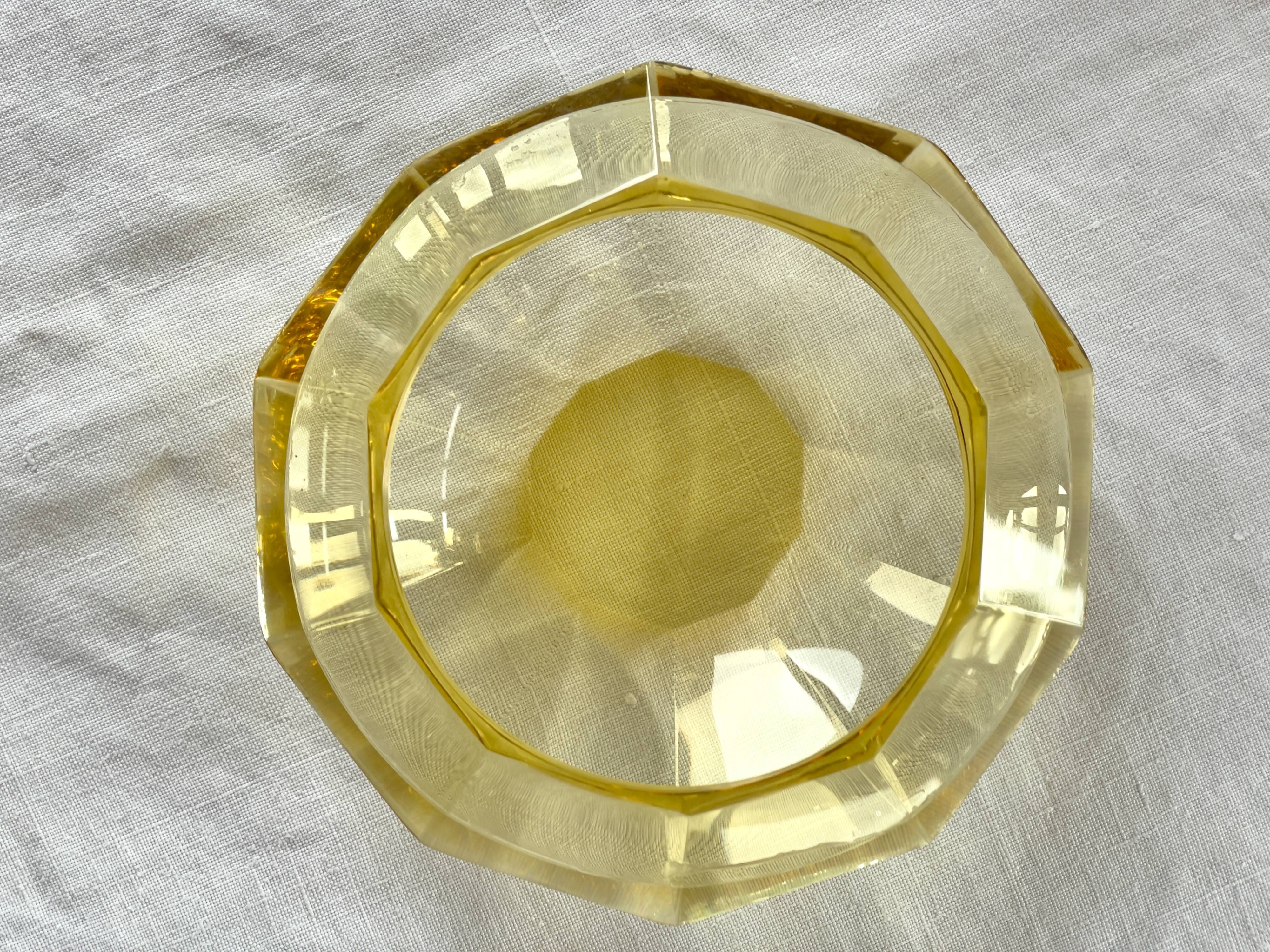Poudrier Art Déco aux parois facettées  en cristal jaune citrine