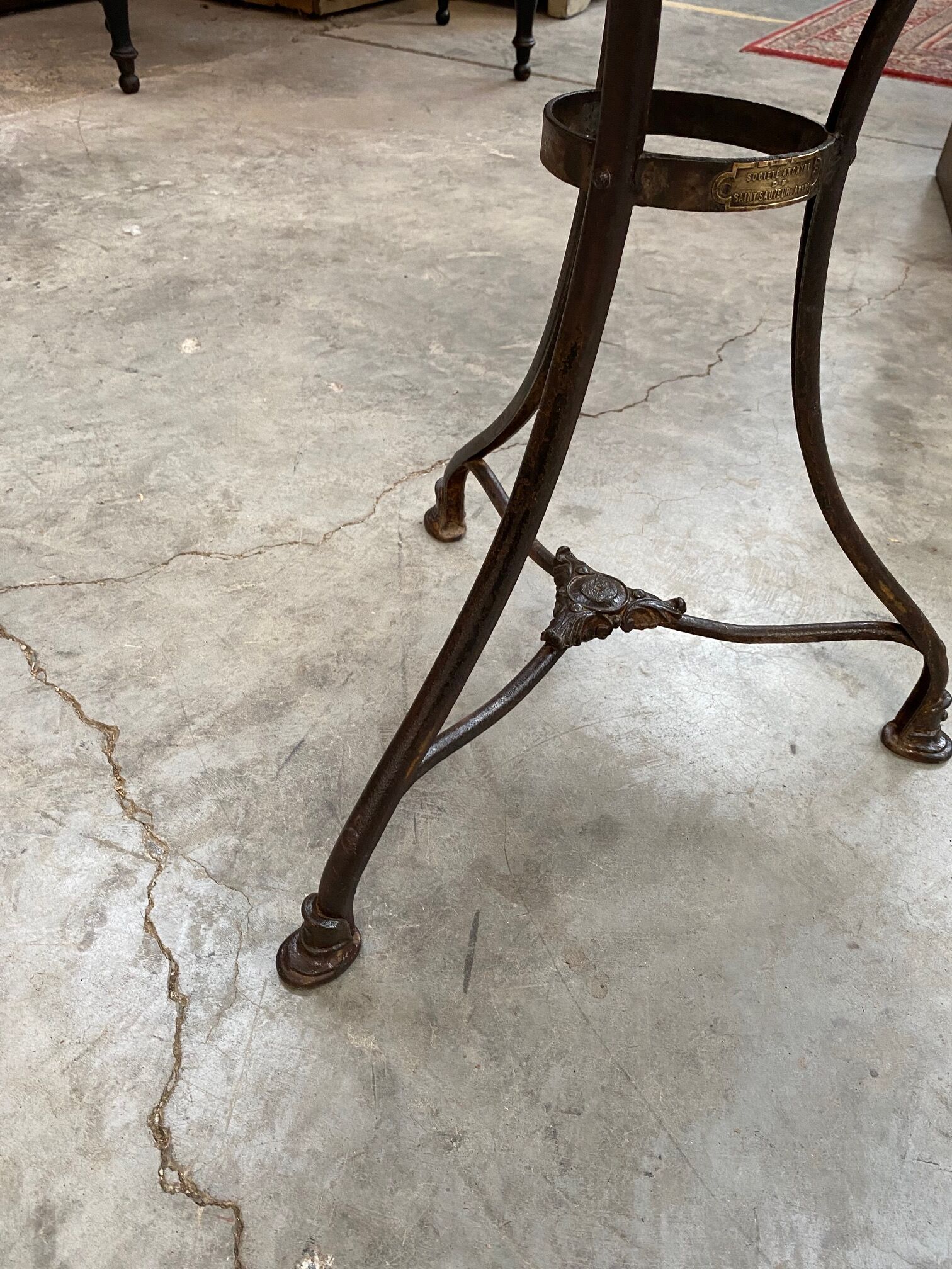 Old pedestal table Saint Sauveur Arras