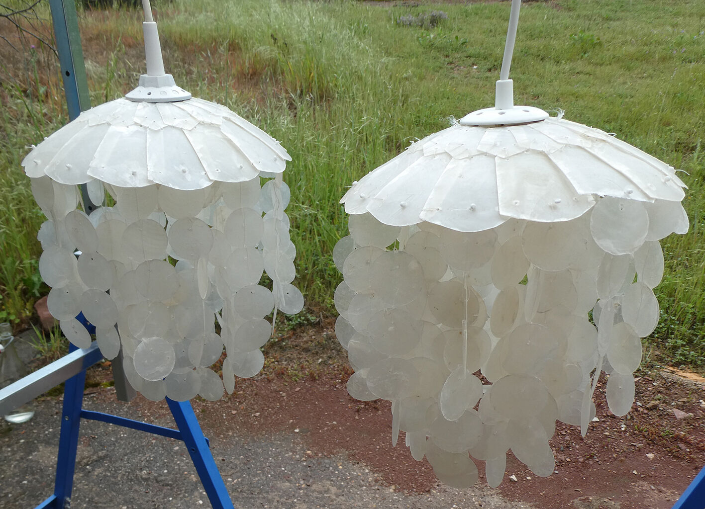 Duo of hanging lamps in mother-of-pearl tassels