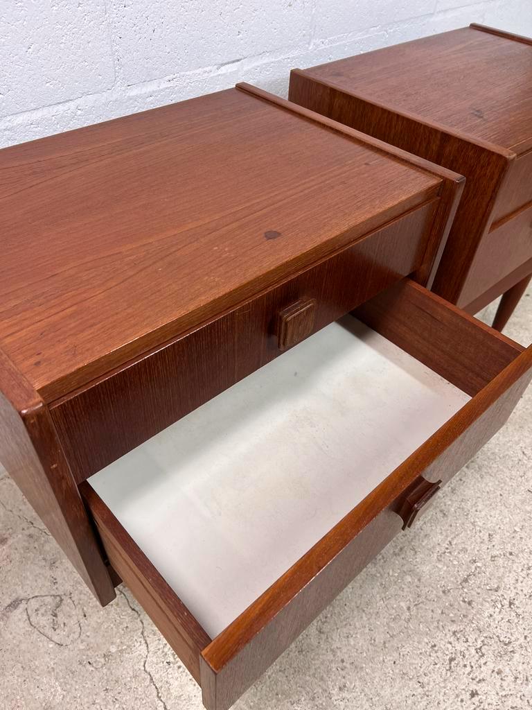 Paire de tables de chevet  vintage