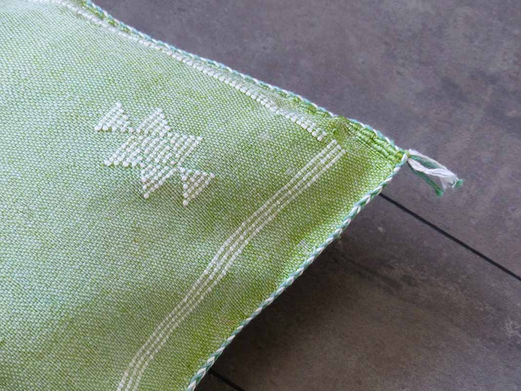 Coussin berbere Sabra vert en soie de cactus