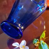 Vase en verre bleu