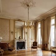 Important six-light chandelier in chiselled gilded bronze, Empire, 19th century