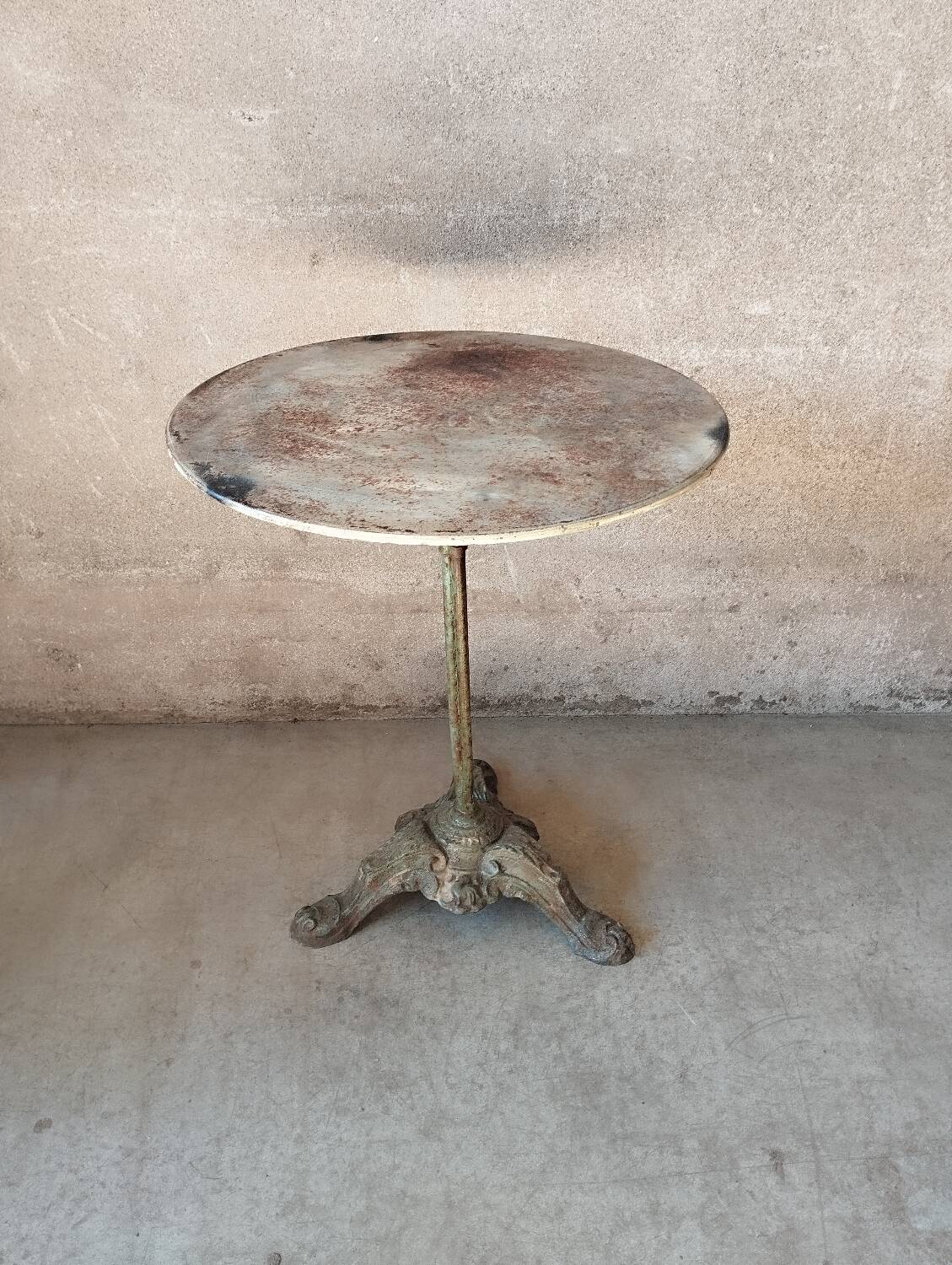 Garden pedestal table