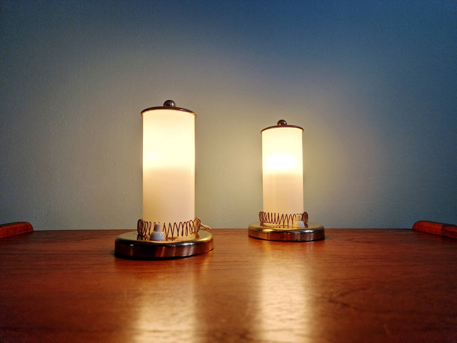 Pair of Mid-century bedside lamps in brass and opaline, 1950.