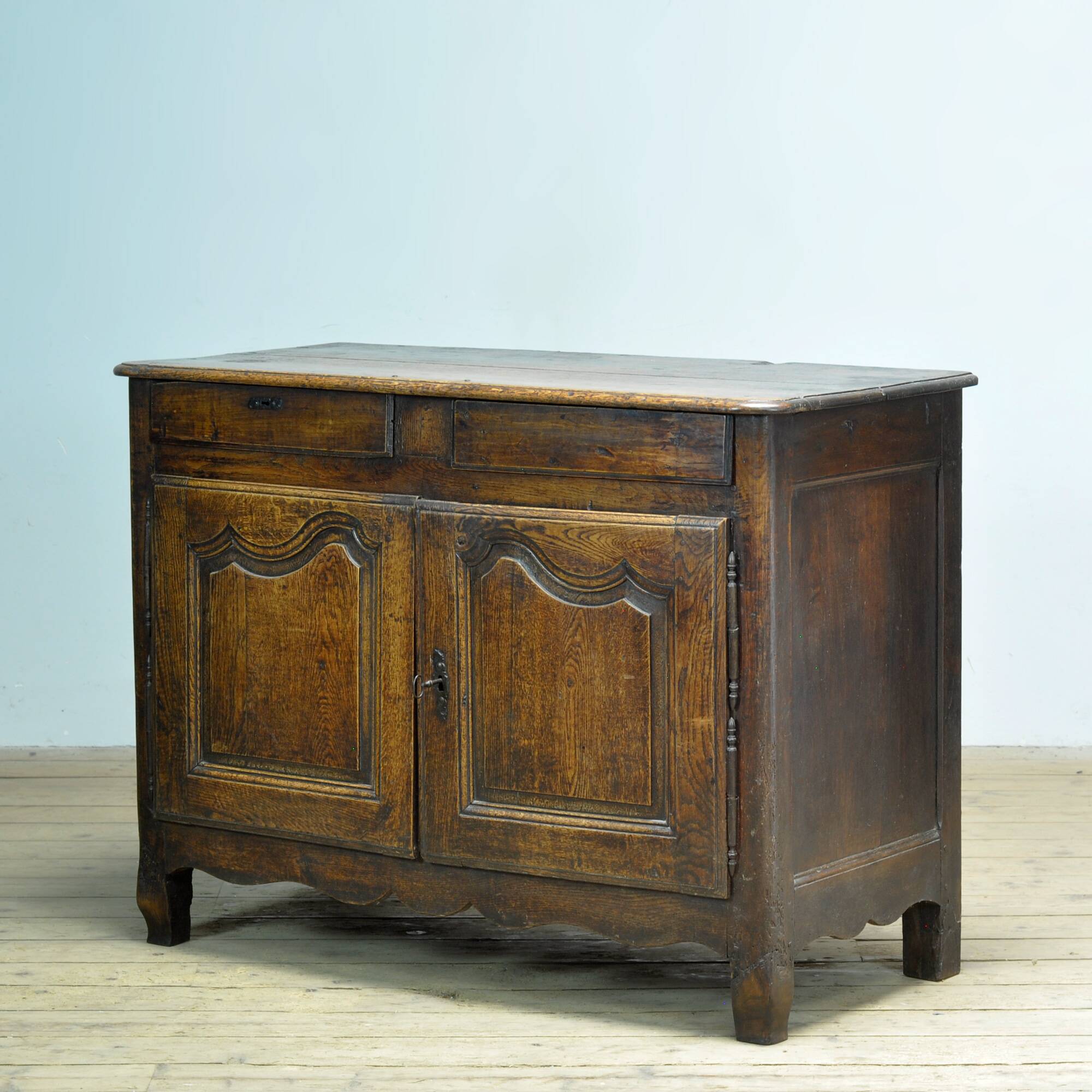 Cabinet en chêne Louis XV, vers 1750