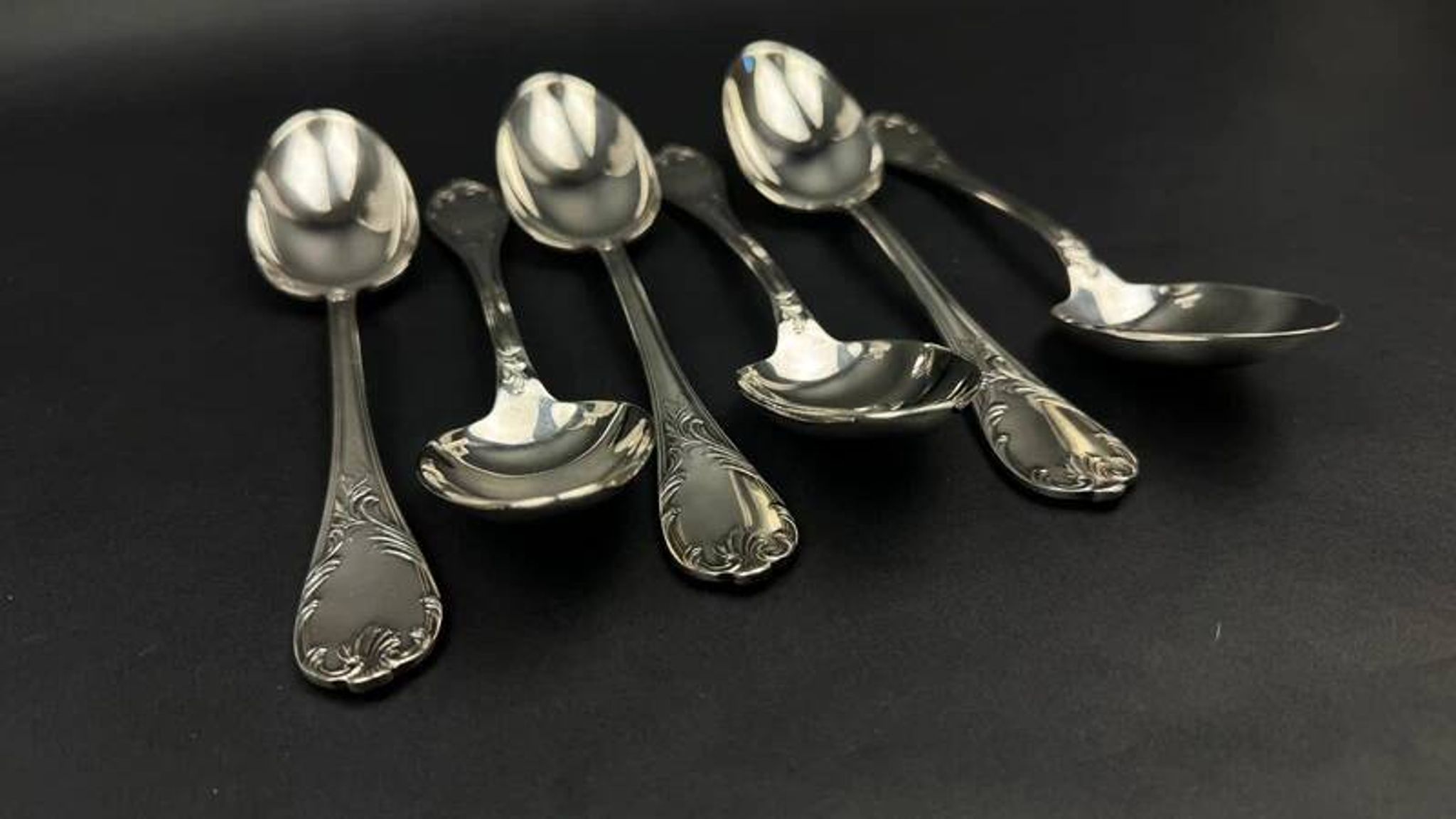 Set of 6 Christofle Marly soup spoons in near-new condition, 20.5 cm.