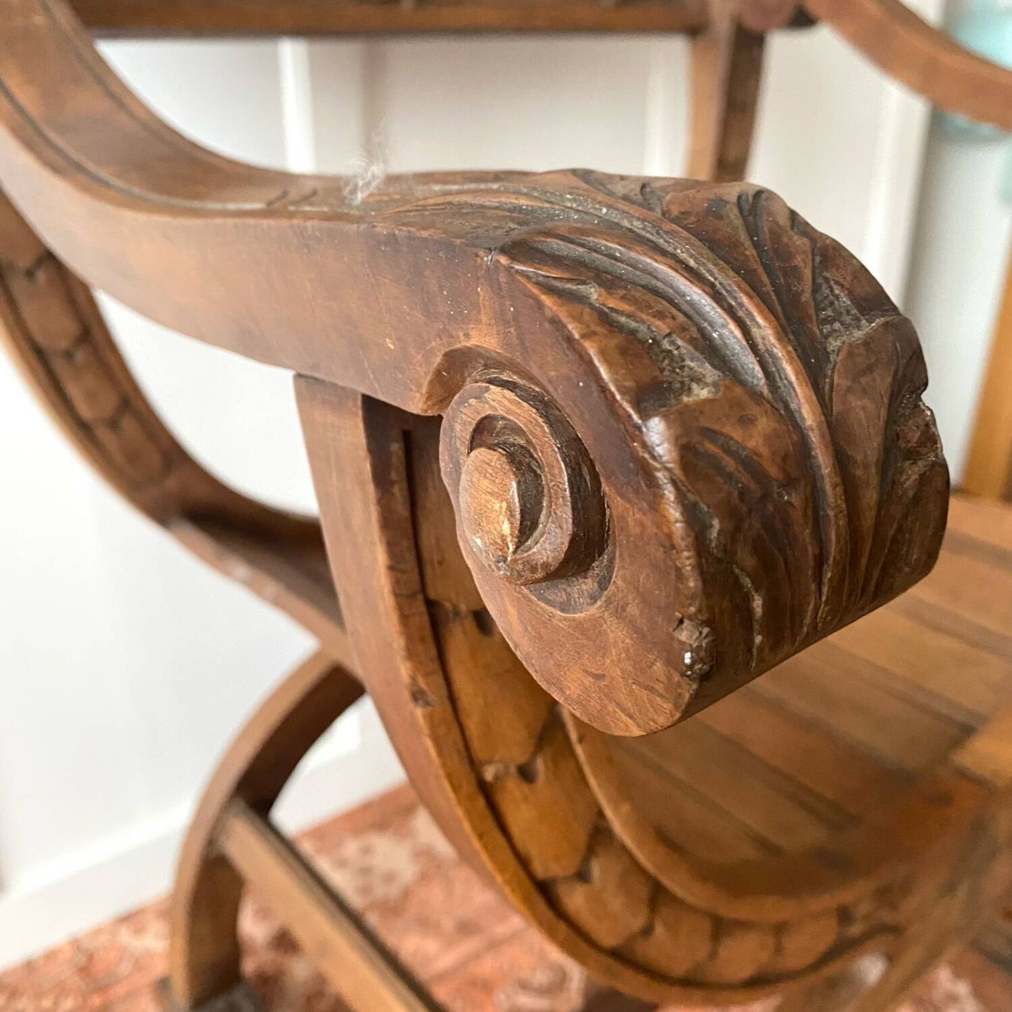 Fauteuil Dagobert en bois sculpté
