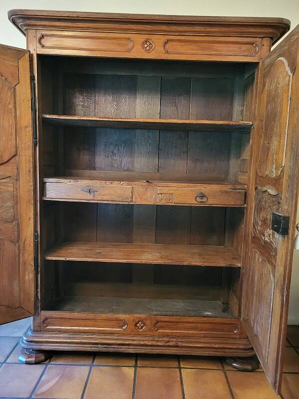 Armoire louis xiv en noyer massif du xviii ème siecle