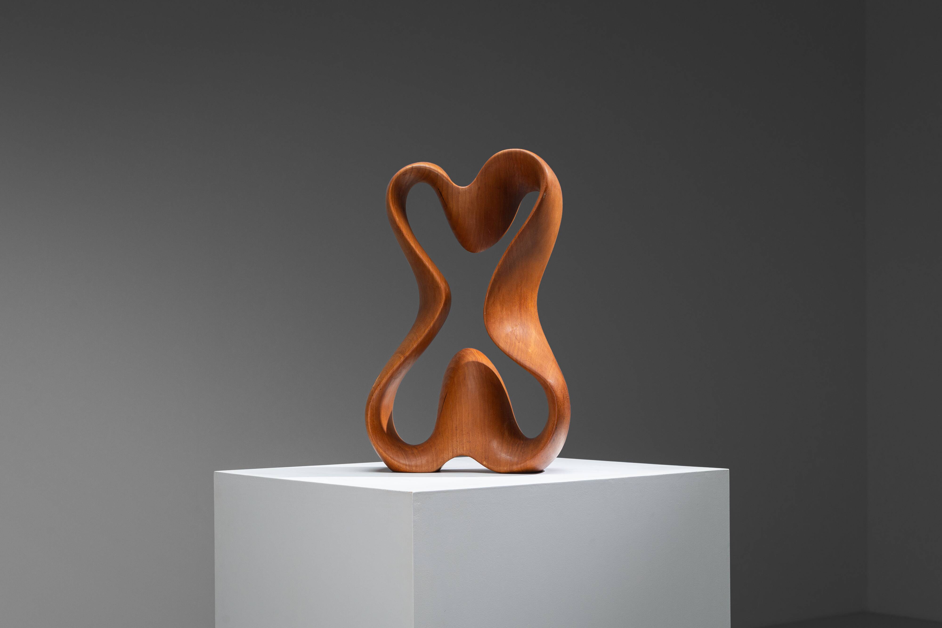 Sculpture abstraite avec des courbes organiques fluides.