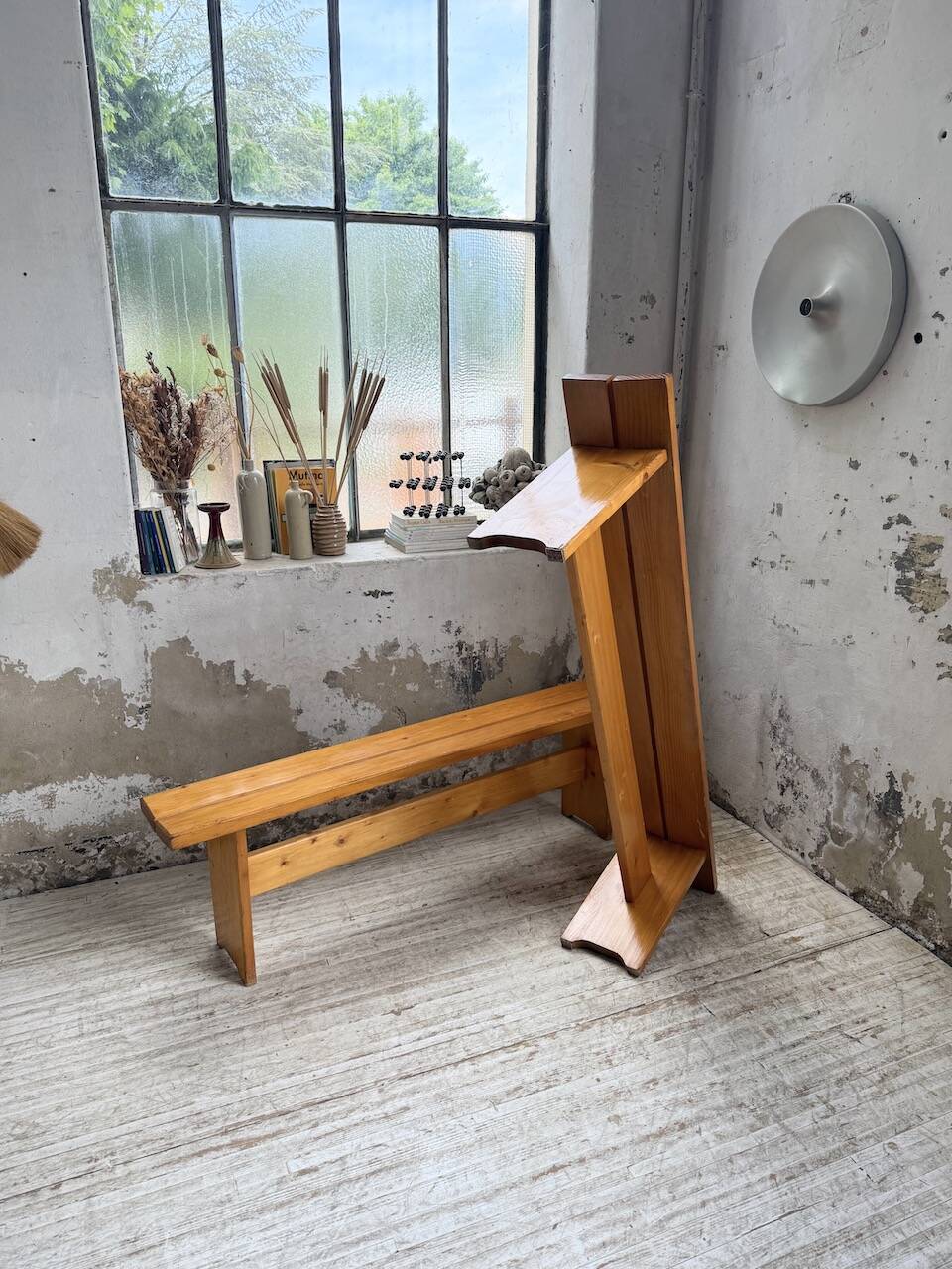 Paire de bancs en pin Charlotte Perriand Les arcs