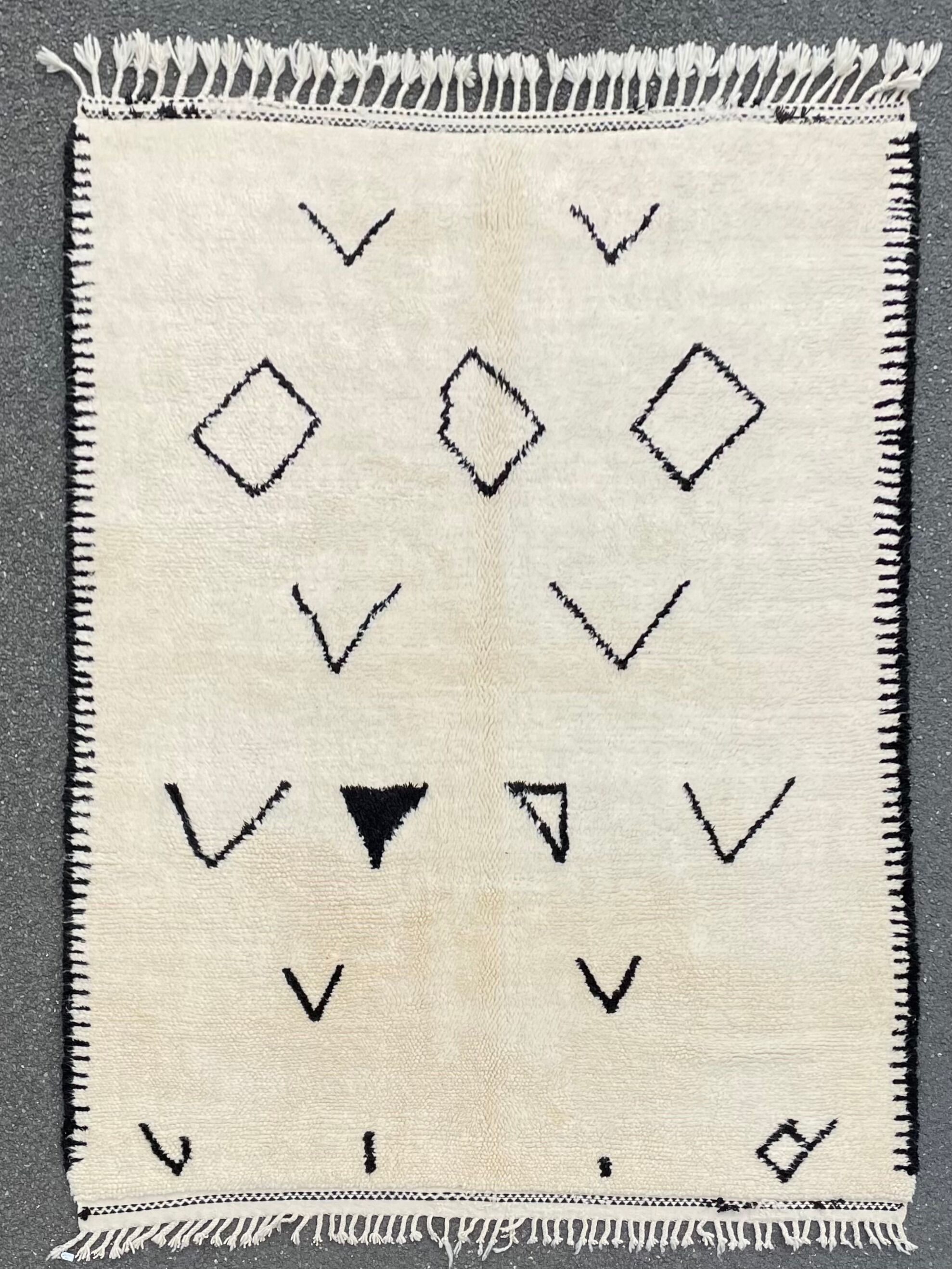 Tapis berbere blanc et noir moderne beni ouarain 200x300 cm