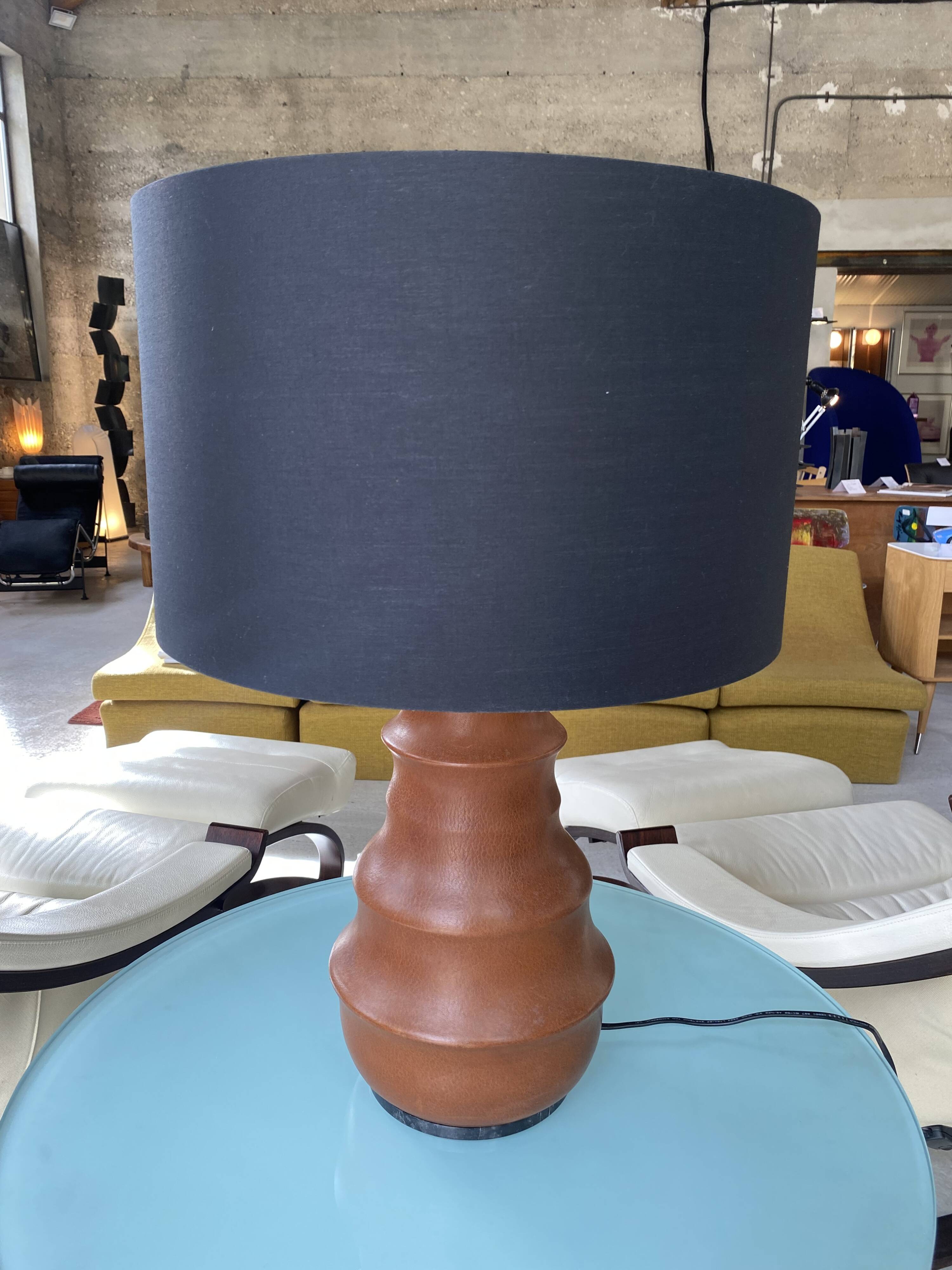 Lampe de table en cuir et marbre par Gilles Caffier