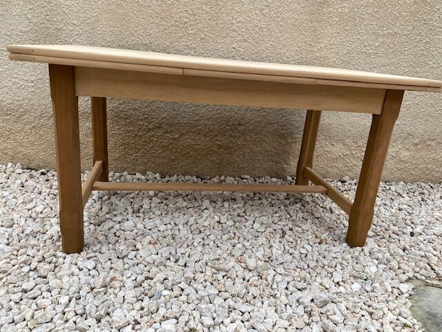 Stripped and extendable farm table