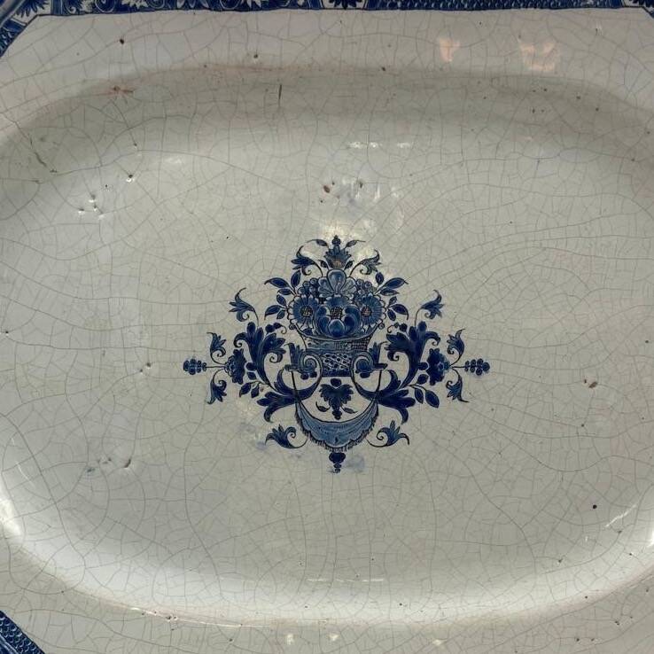Grand plat octogonal en faïence de Rouen XVIIIe