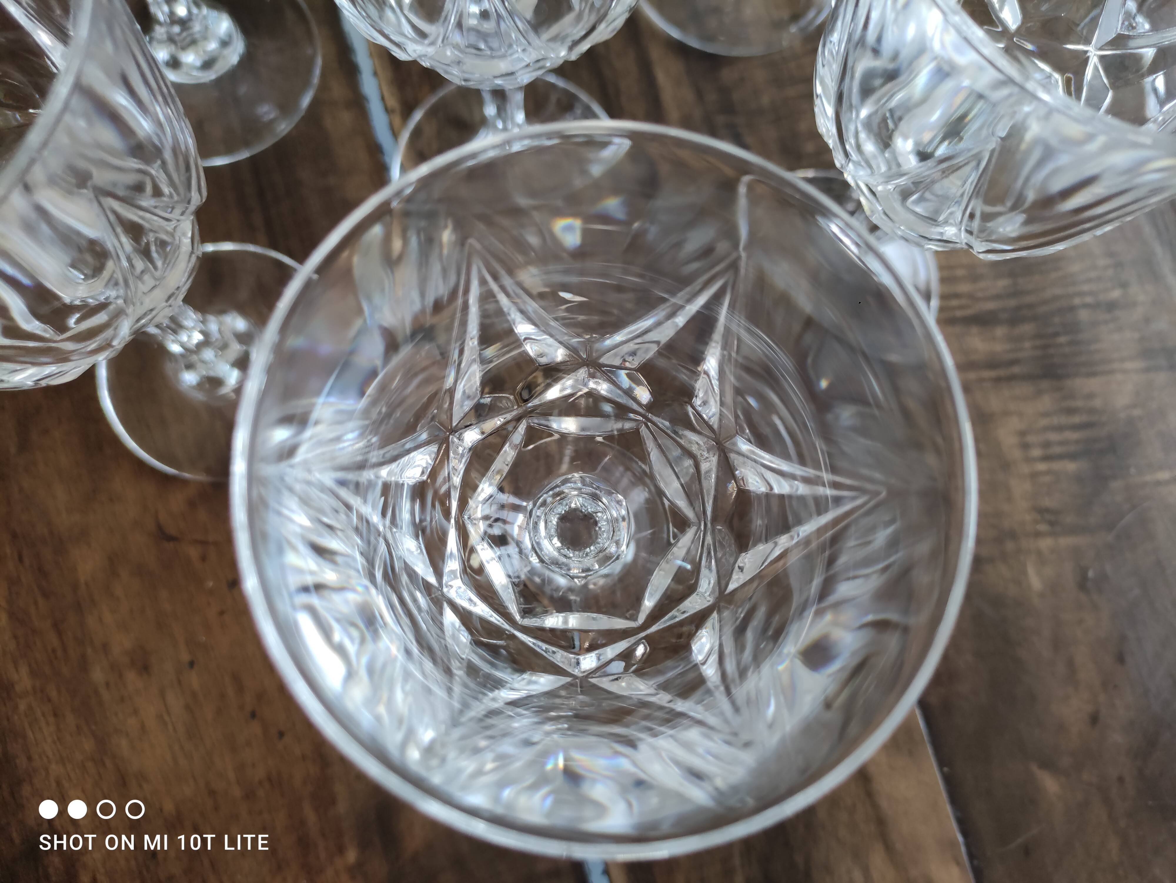 Lot de 12 verres à vin blanc en cristal ciselé