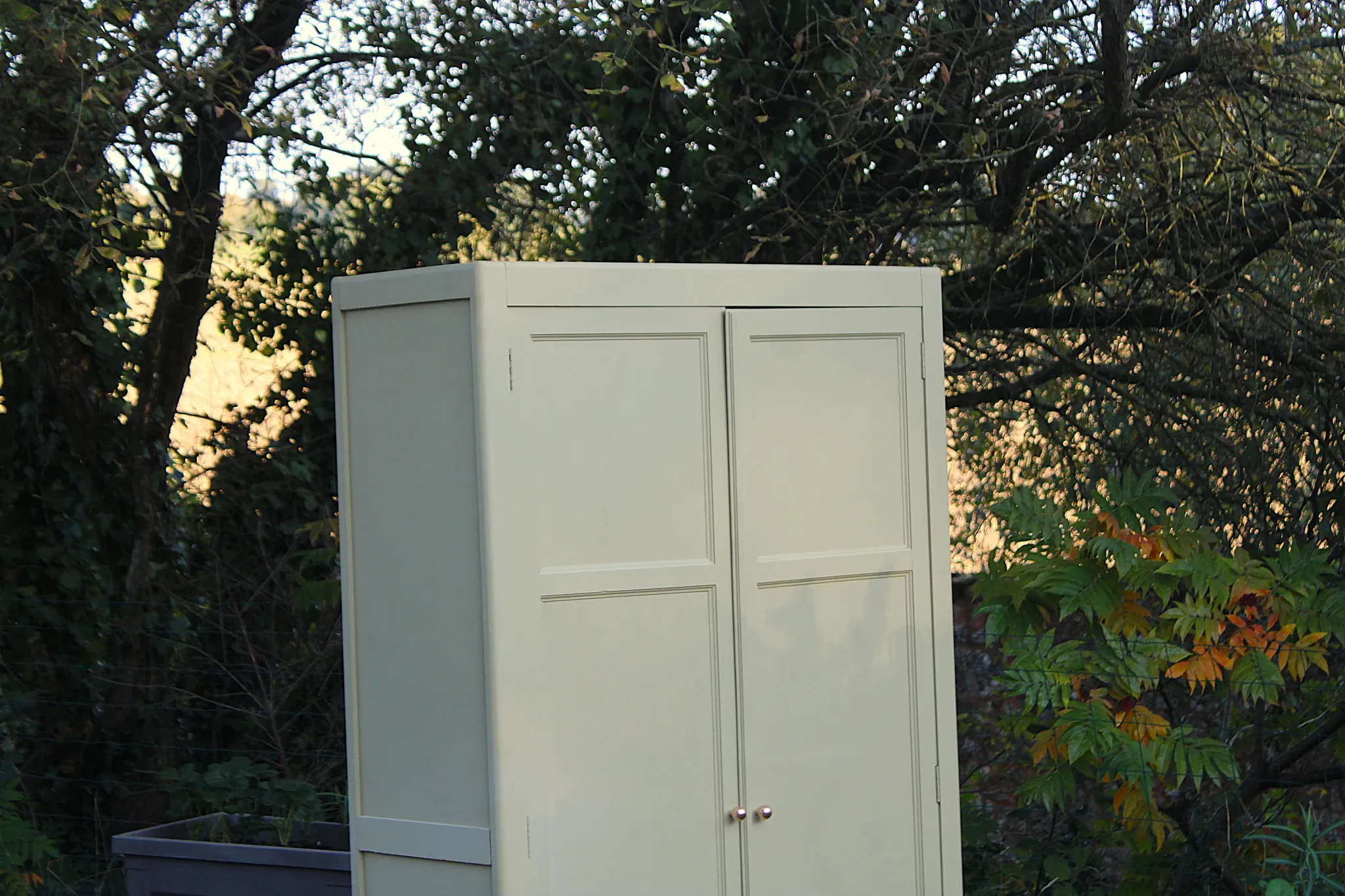 Parisian wardrobe in Clay Green wood – 2 moulded doors – H188 cm