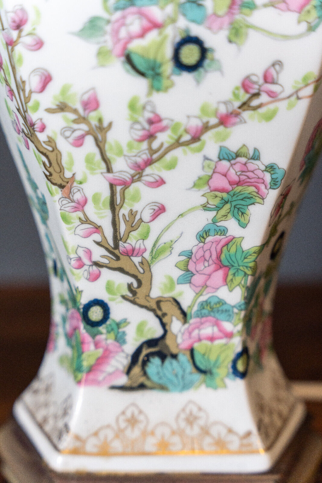 Chinese porcelain lamp mid-twentieth floral decoration wood support