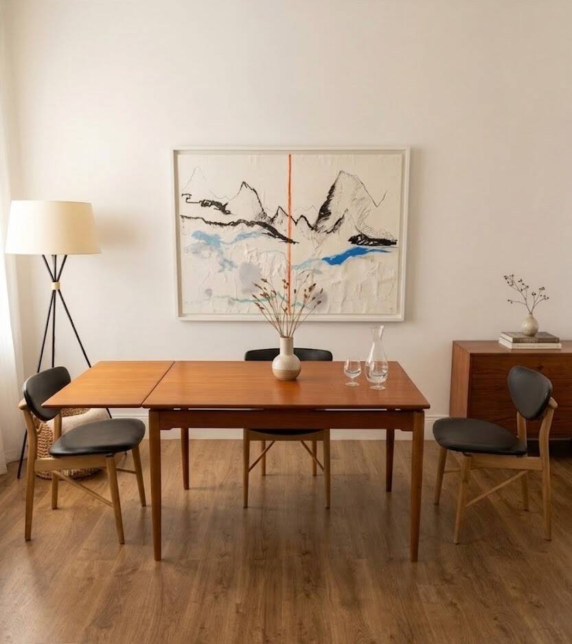 Table de salle à manger danoise. Teck massif avec détails en chêne. Fabriquée en 1960.