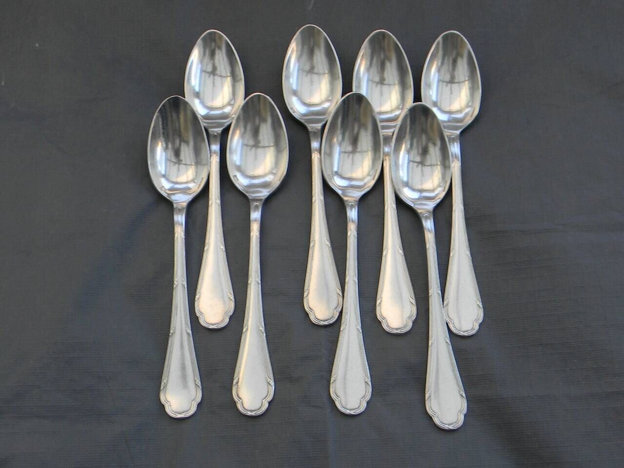 Set of 8 ercuis silver-plated coffee spoons.