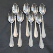 Lot de 8 cuillères à café en métal argenté ercuis.
