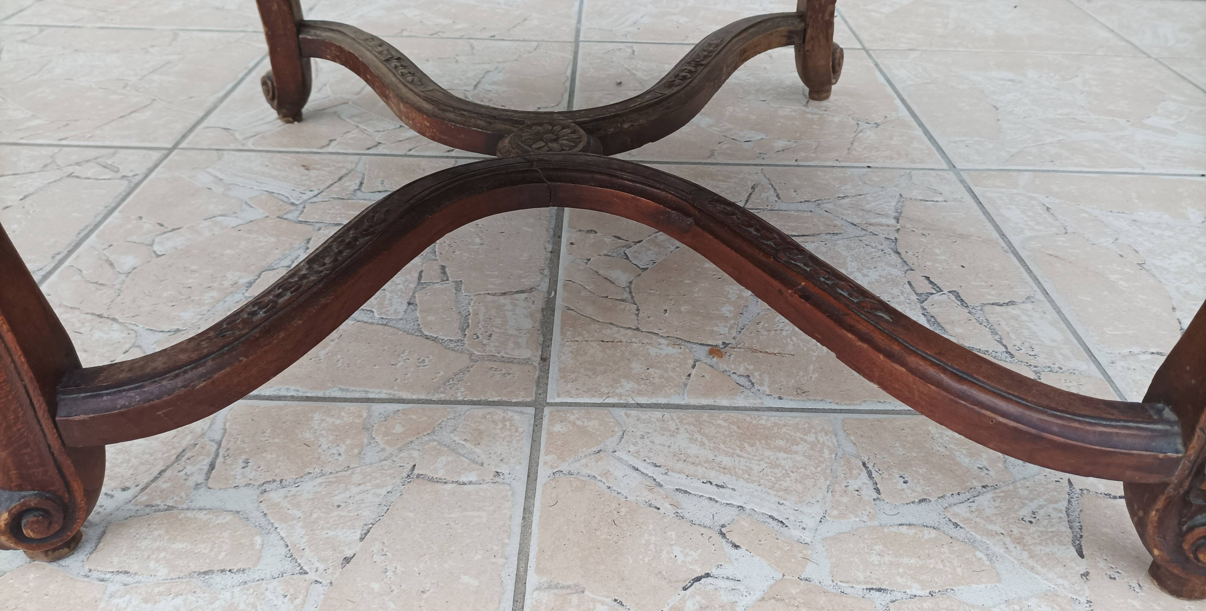 Paire de fauteuils Régence en noyer sculpté