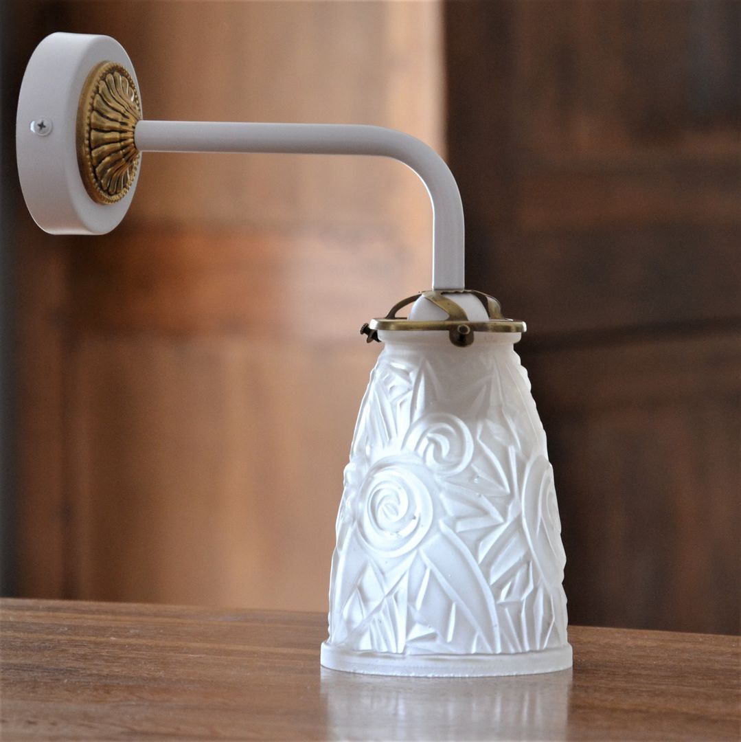 White and gold art deco wall lamp