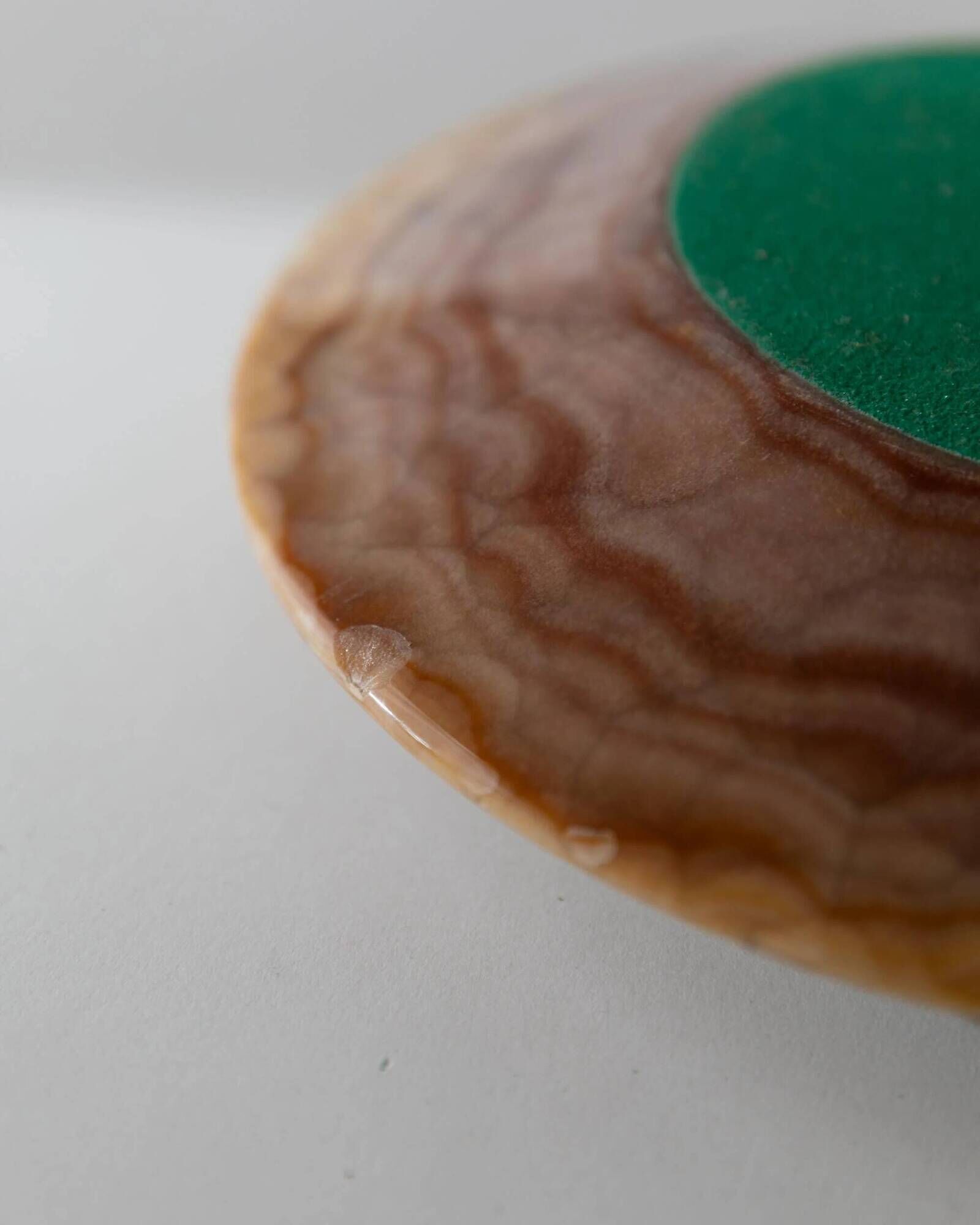Vintage onyx ashtray from the 1980s, large round, brutalist design, brown and beige tones, sculptural table accent, modernist object, elegant gift idea.